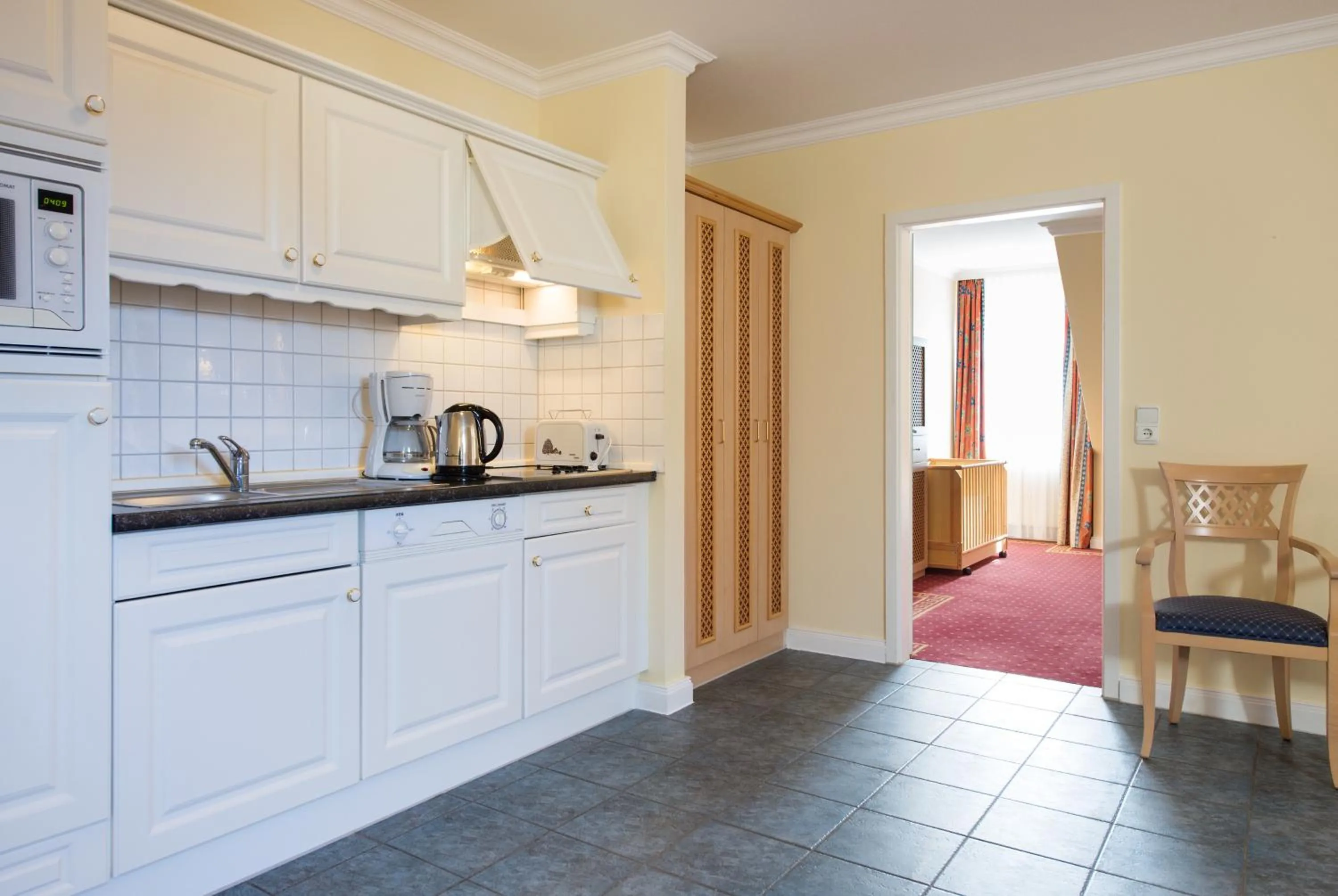 Kitchen or kitchenette in Aparthotel Kühlungsborn, Villa am Konzertgarten