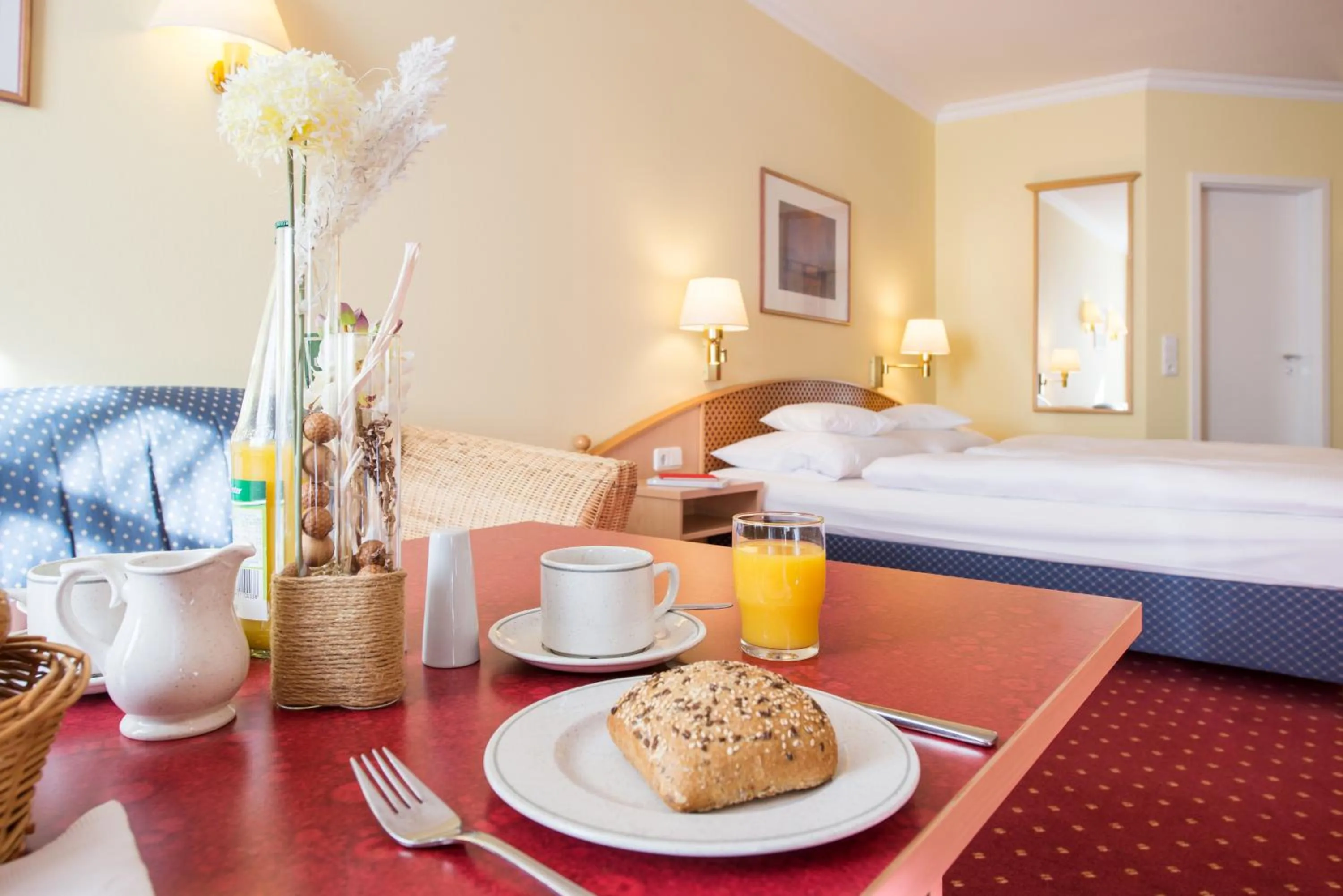 Photo of the whole room, Bed in Aparthotel Kühlungsborn, Villa am Konzertgarten