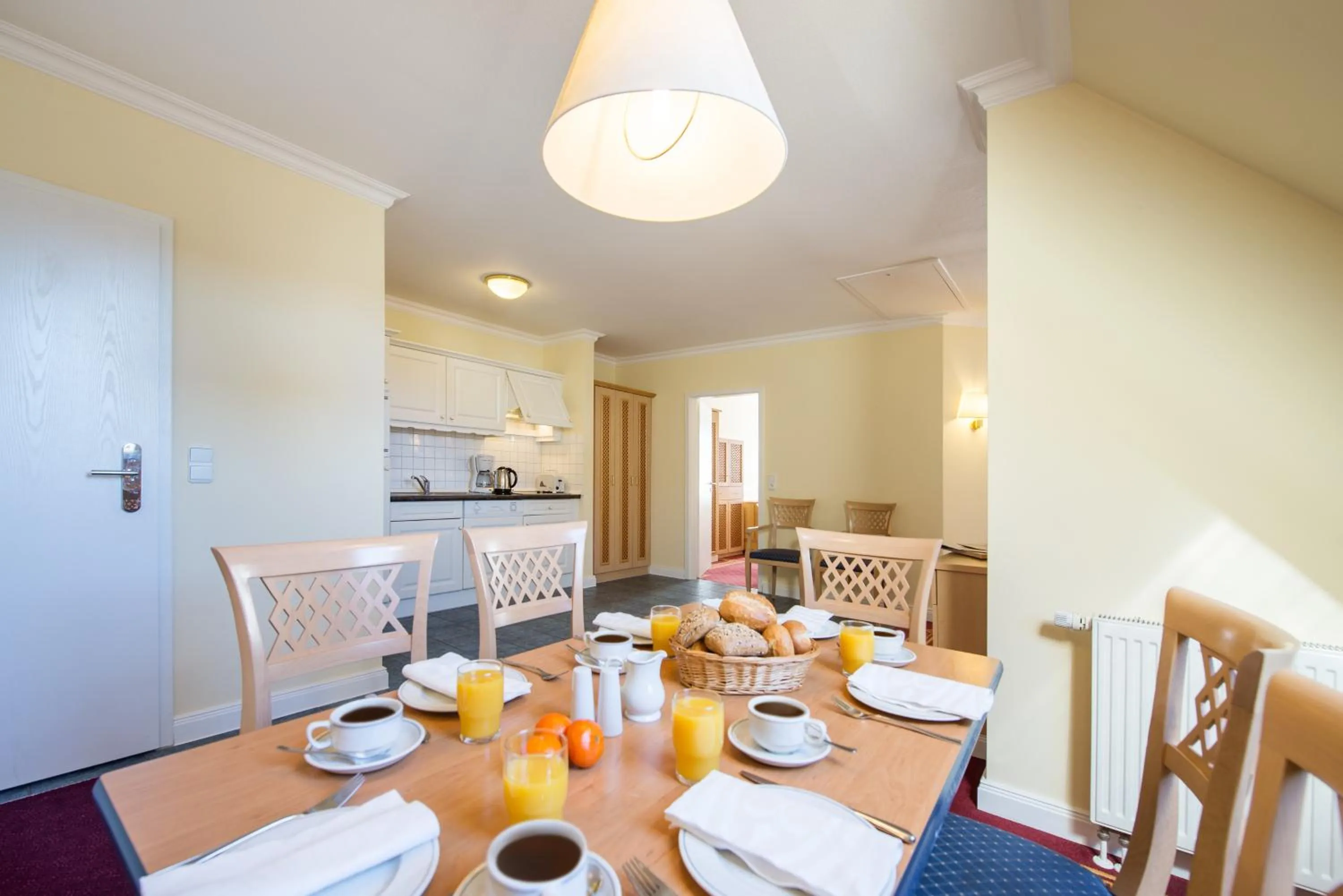 Kitchen or kitchenette in Aparthotel Kühlungsborn, Villa am Konzertgarten