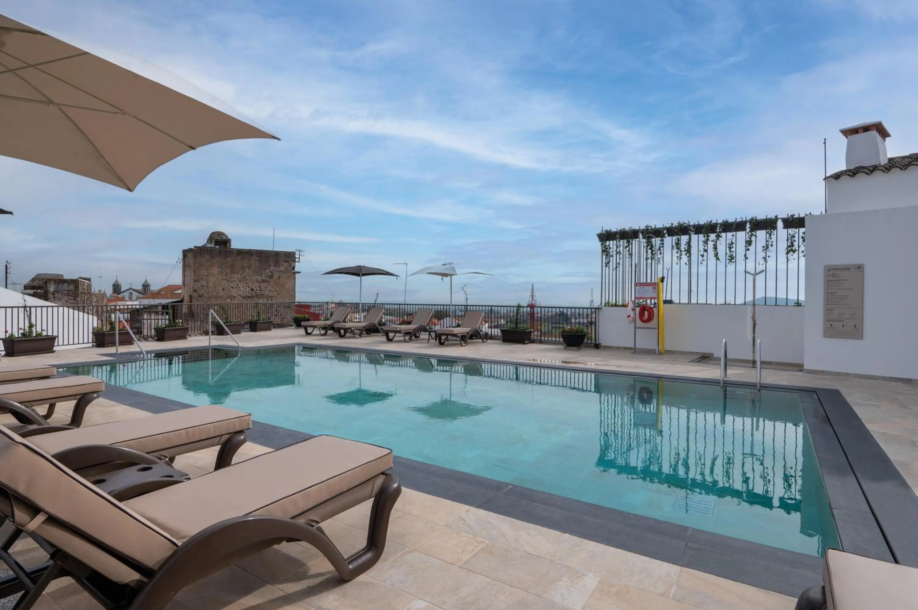 Swimming pool in Vila Galé Casas d'Elvas - Historic Hotel