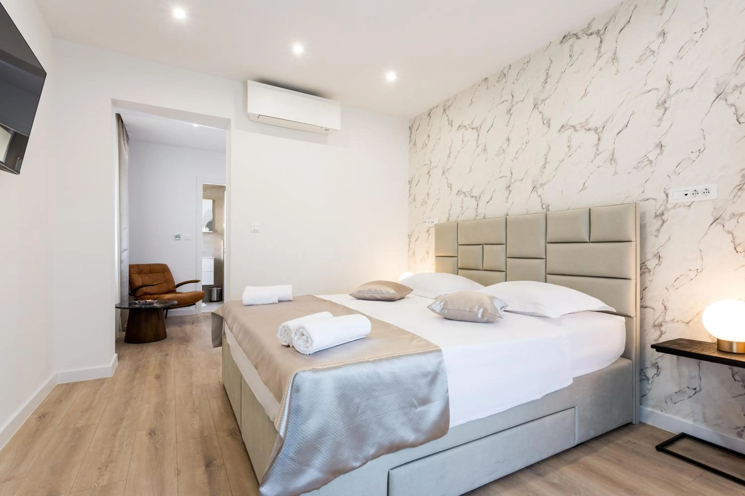 Bedroom, Bed in Shine of Life Luxury Rooms