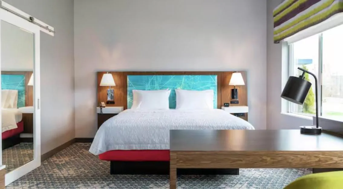 Bed in Hampton Inn & Suites Alpena