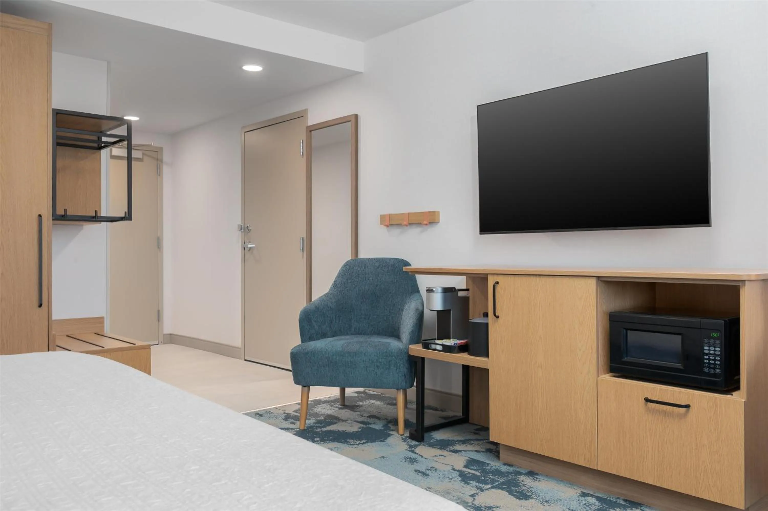 Bed in Hampton Inn & Suites Alpena