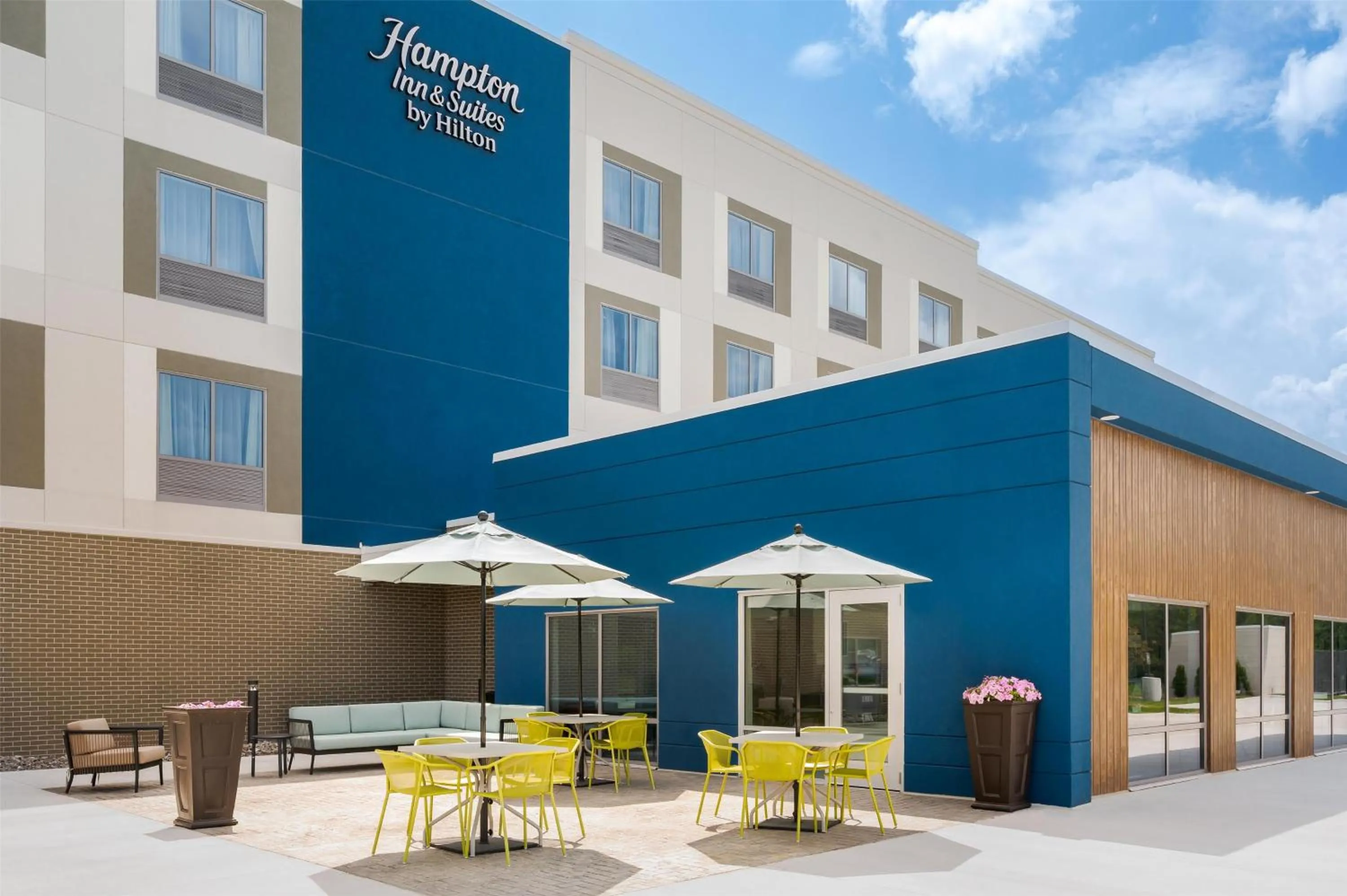 Property building in Hampton Inn & Suites Alpena