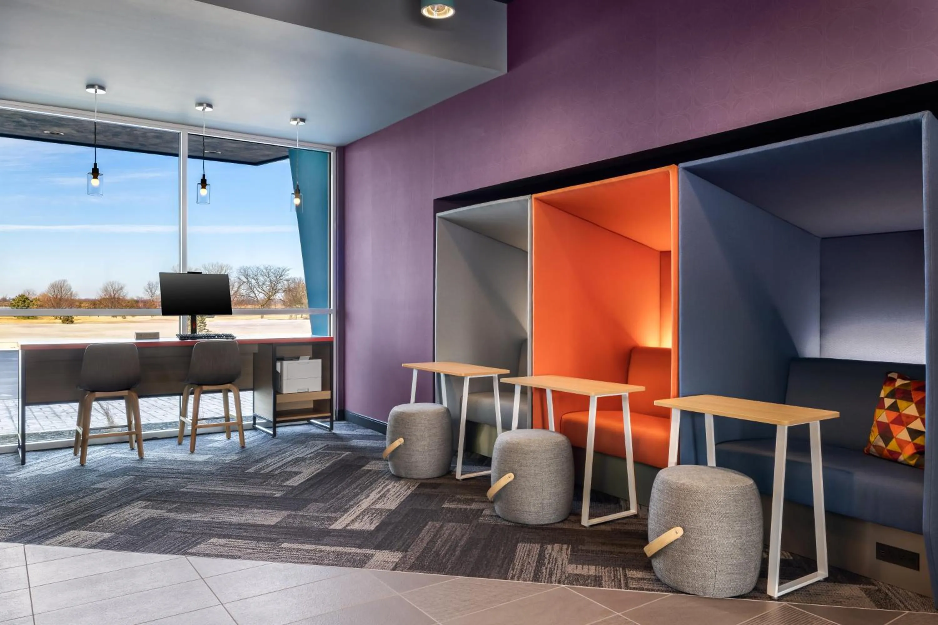 Seating area in Tru By Hilton Oshkosh