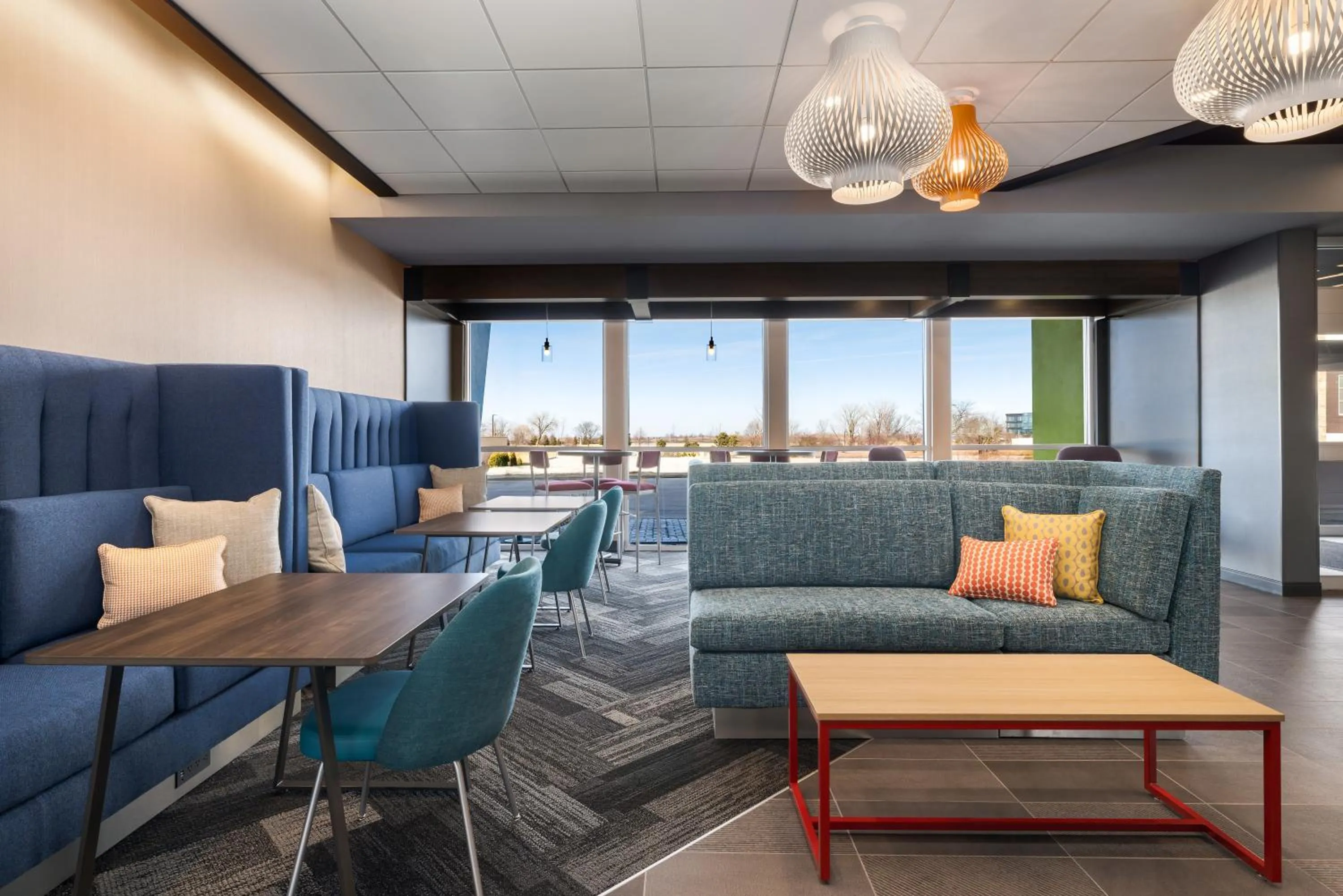Seating area in Tru By Hilton Oshkosh