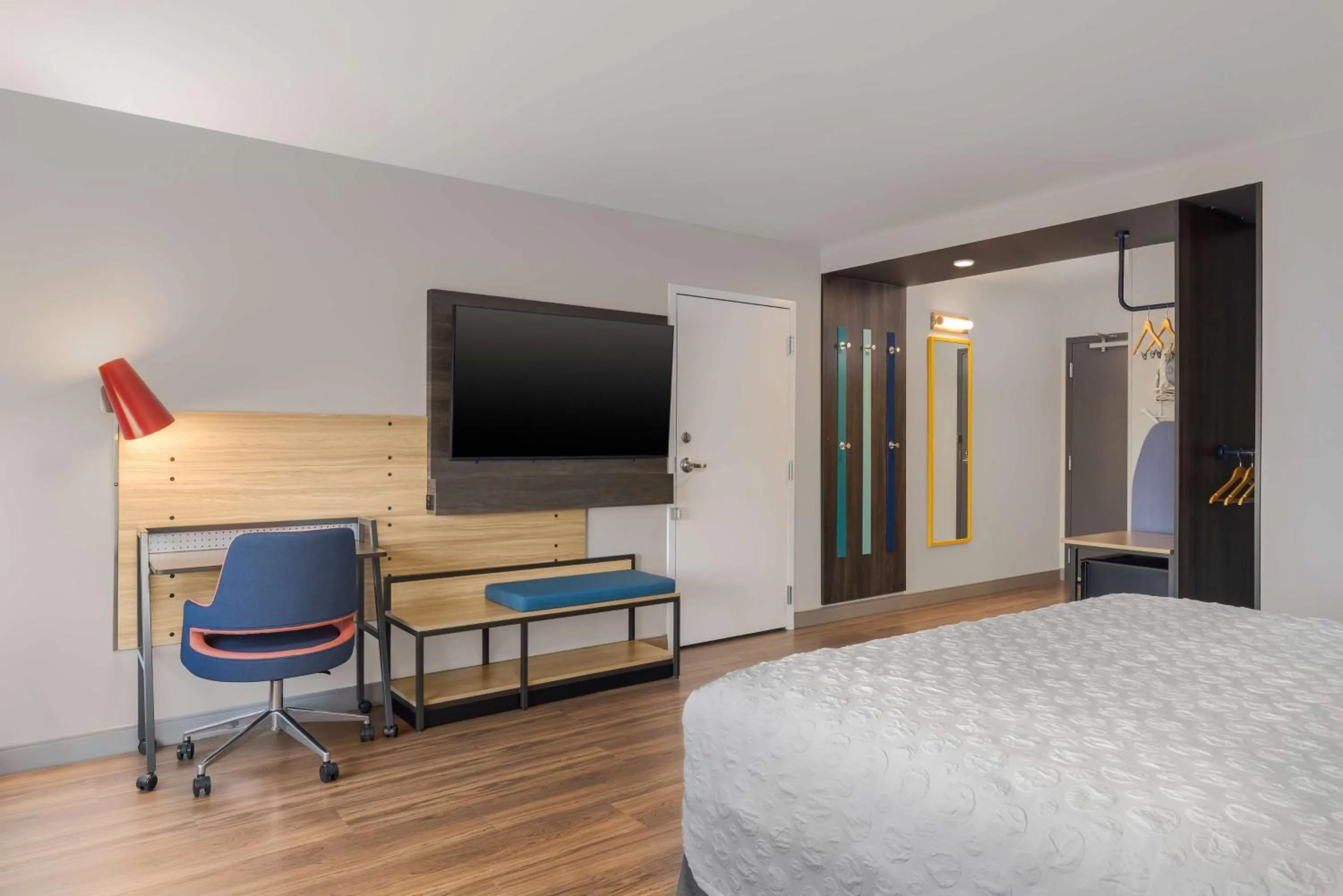 Bedroom, Bed in Tru By Hilton Oshkosh