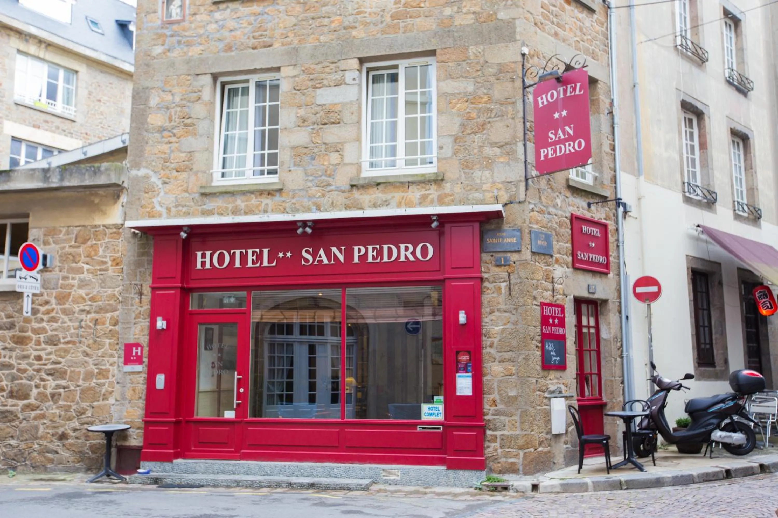 Facade/entrance in Hôtel San Pedro