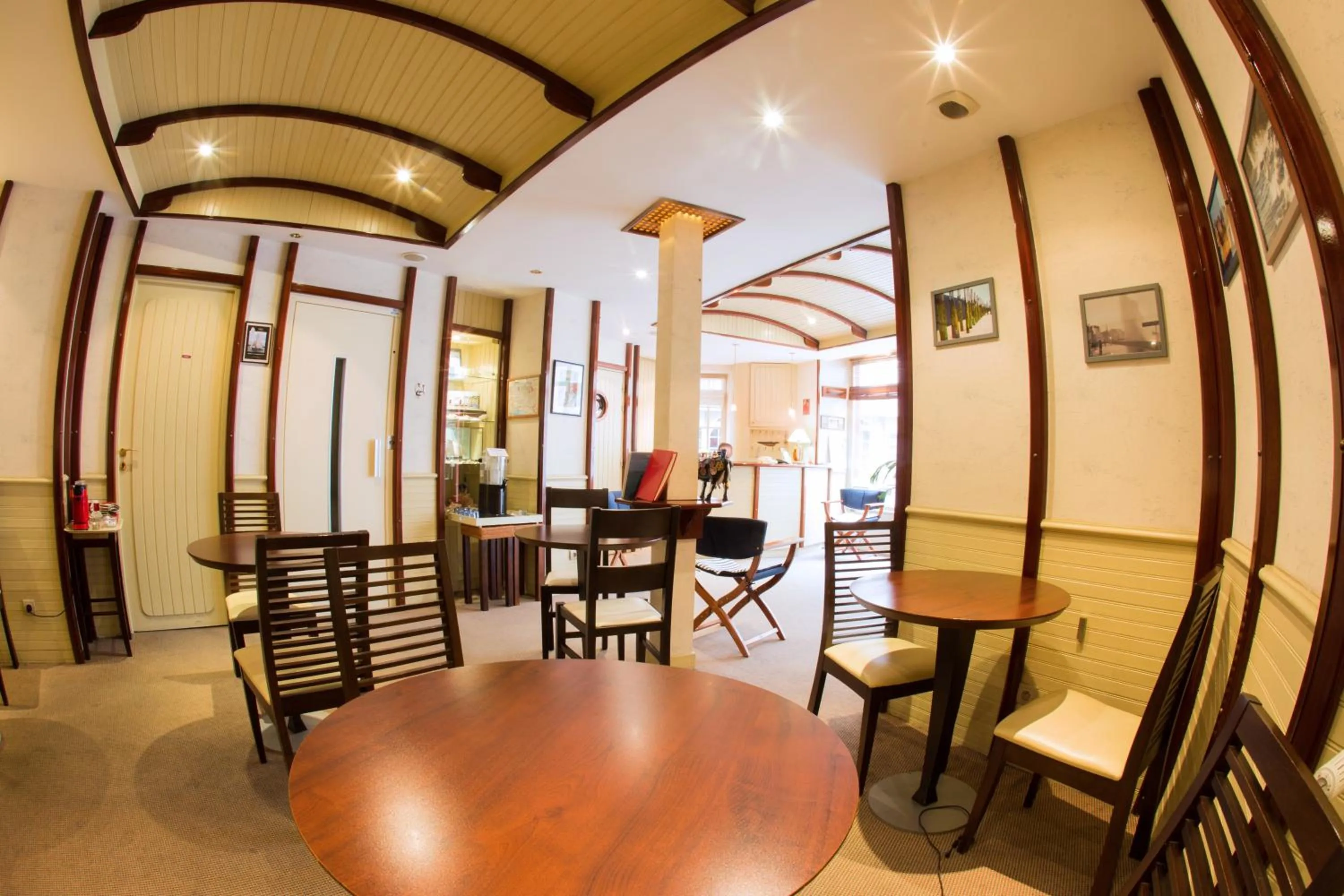 Restaurant/places to eat in Hôtel San Pedro