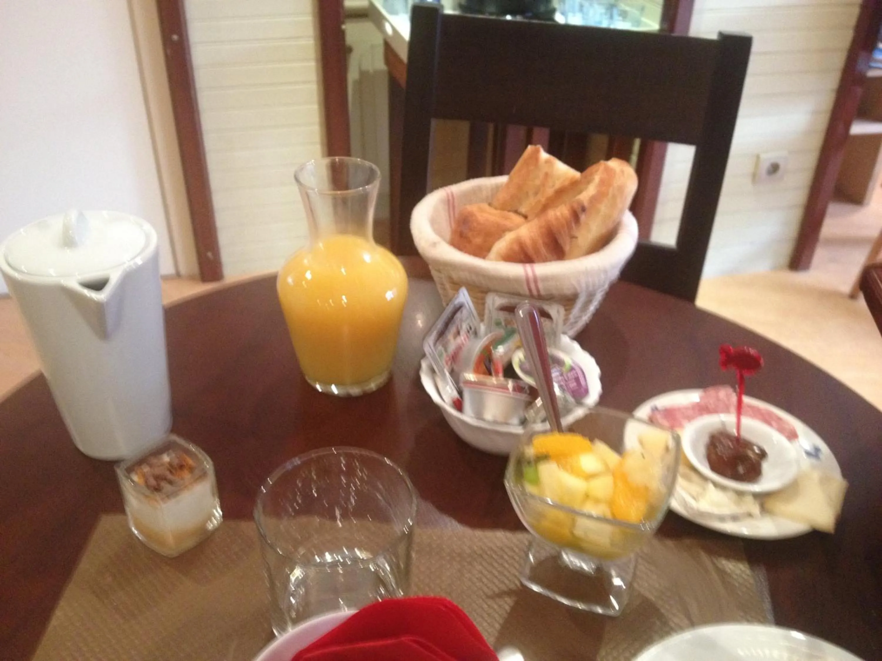 Continental breakfast in Hôtel San Pedro