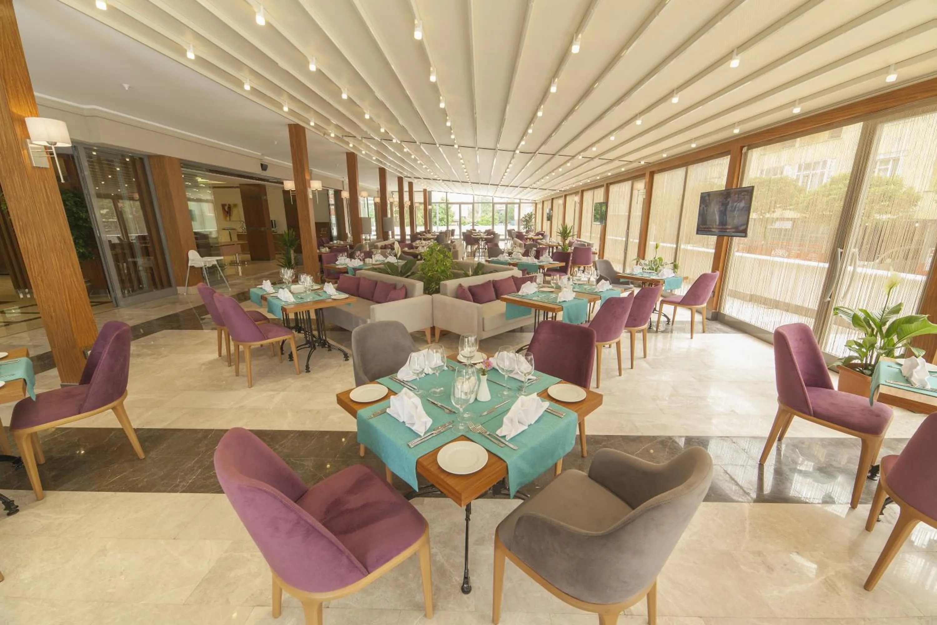 Restaurant/places to eat in Lamec Hotel Business