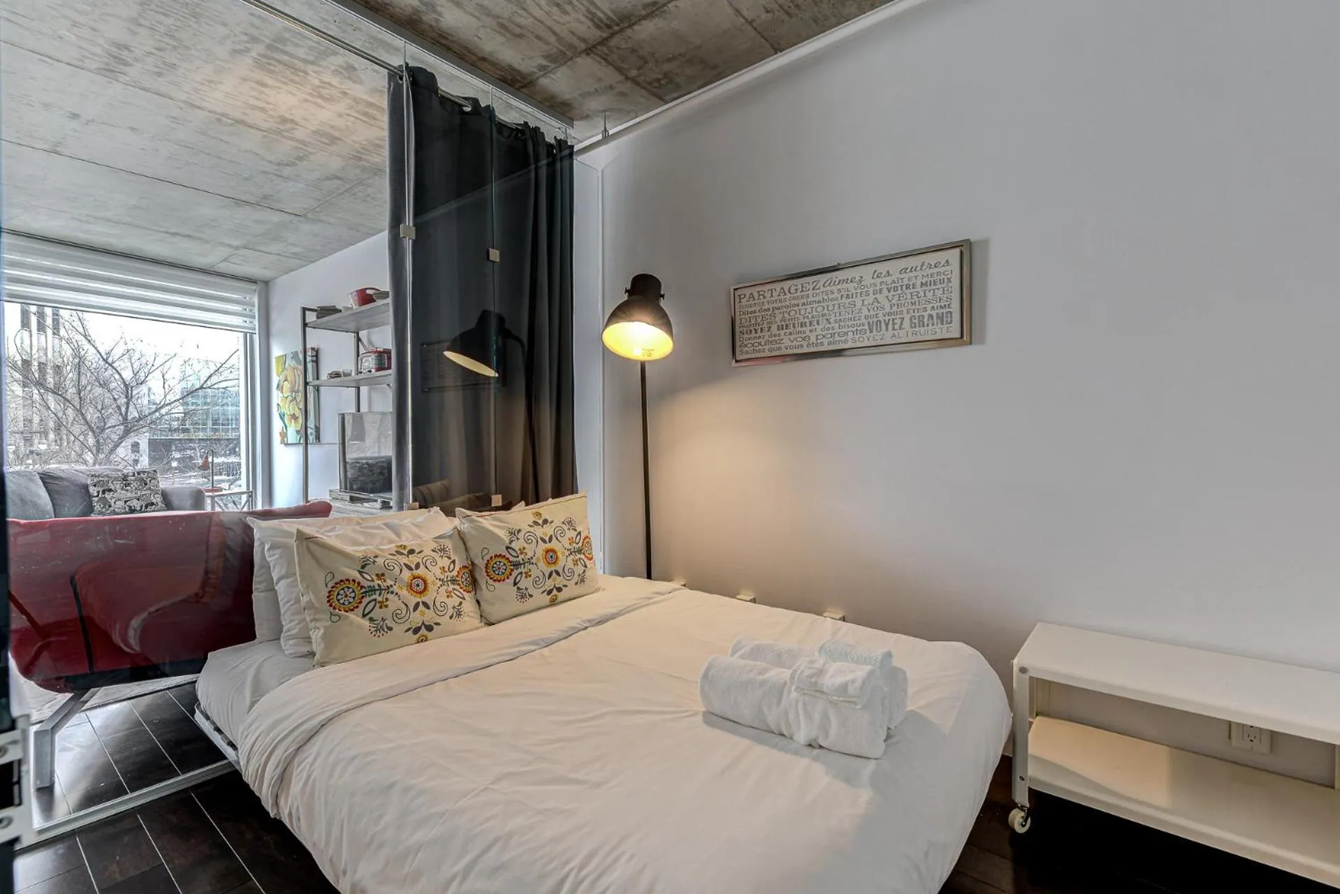 Bed in Les Immeubles Charlevoix - Le 760-209