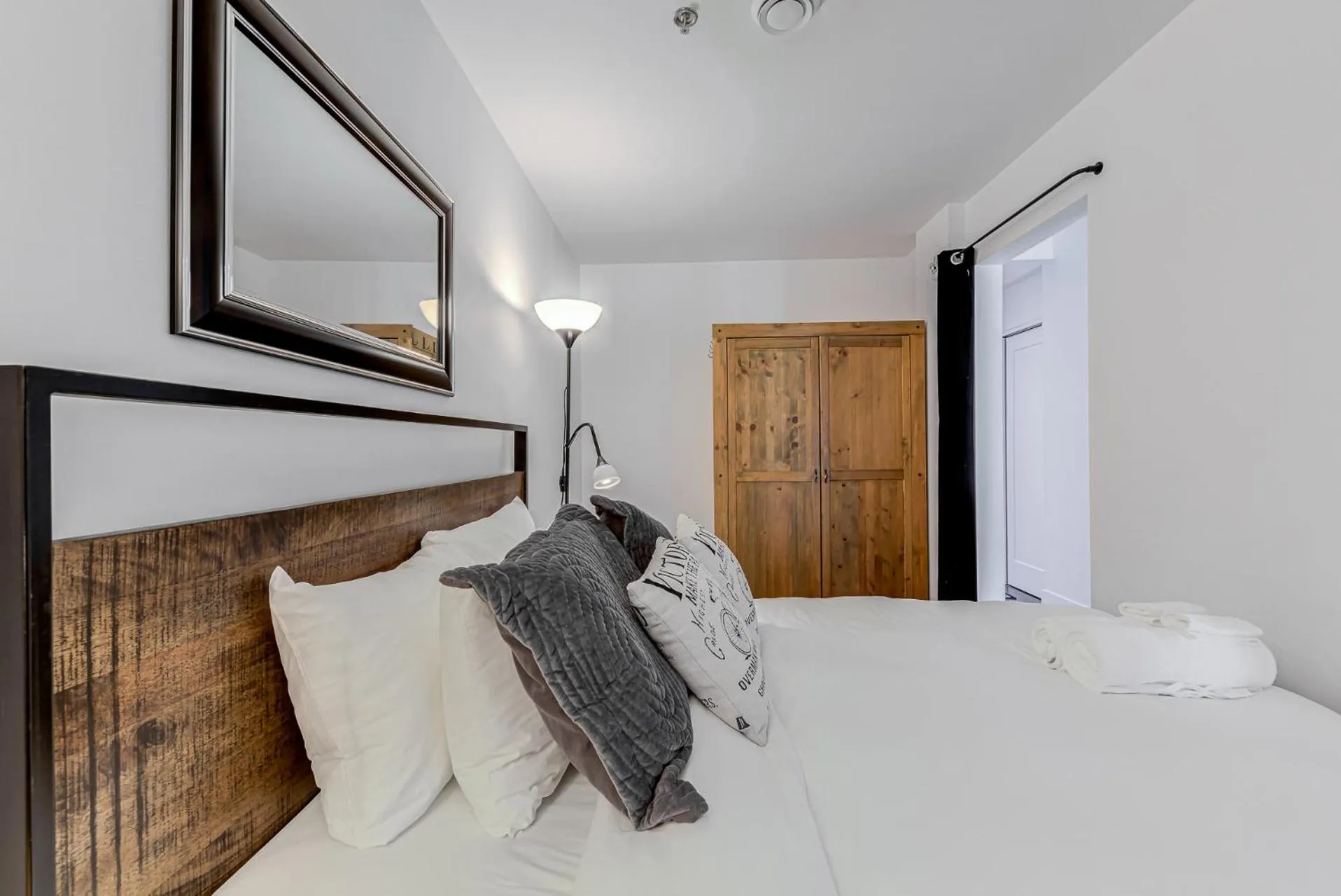 Bed in Les Immeubles Charlevoix - Le 760-209