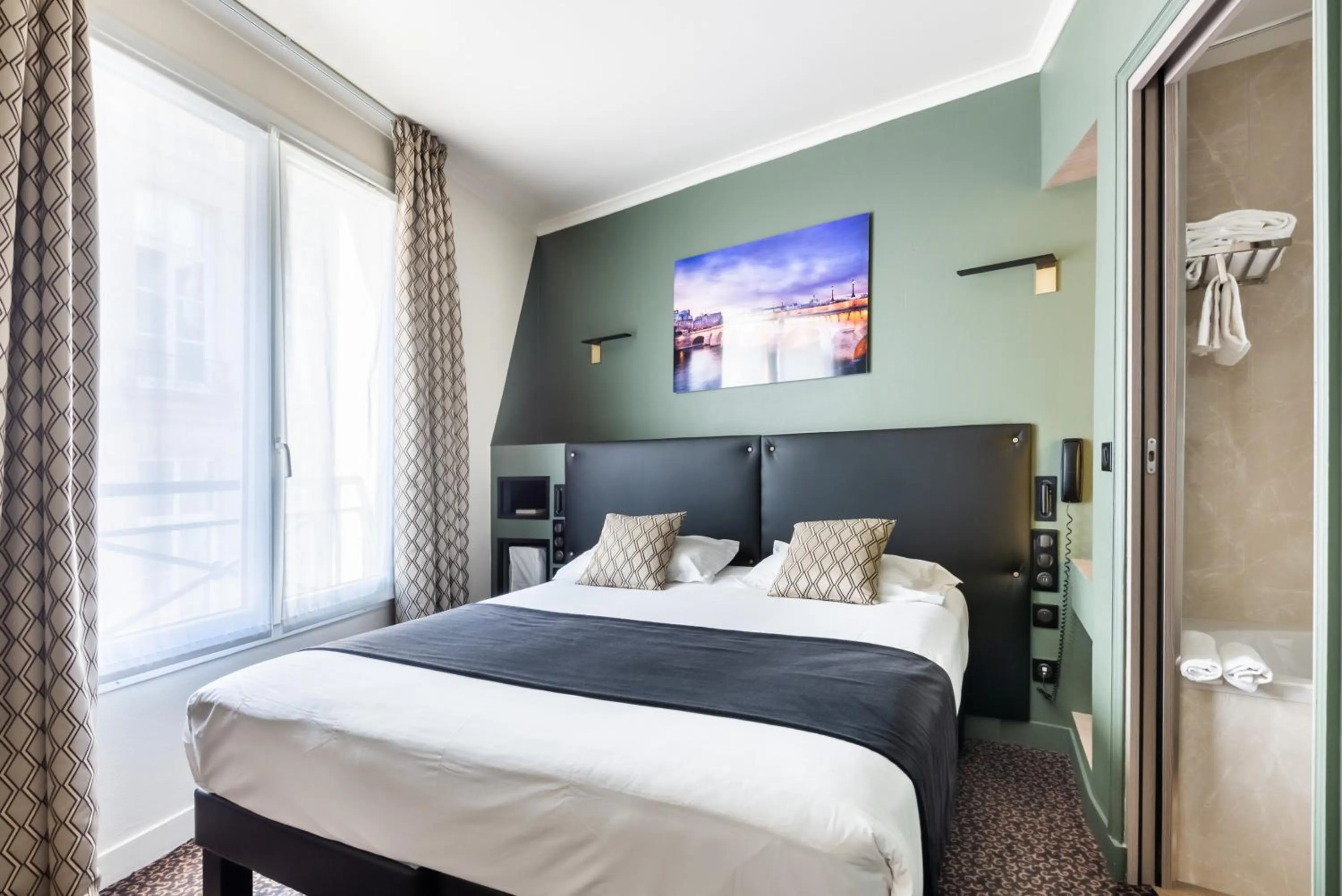 Bed in hotel Louvre Sainte Anne