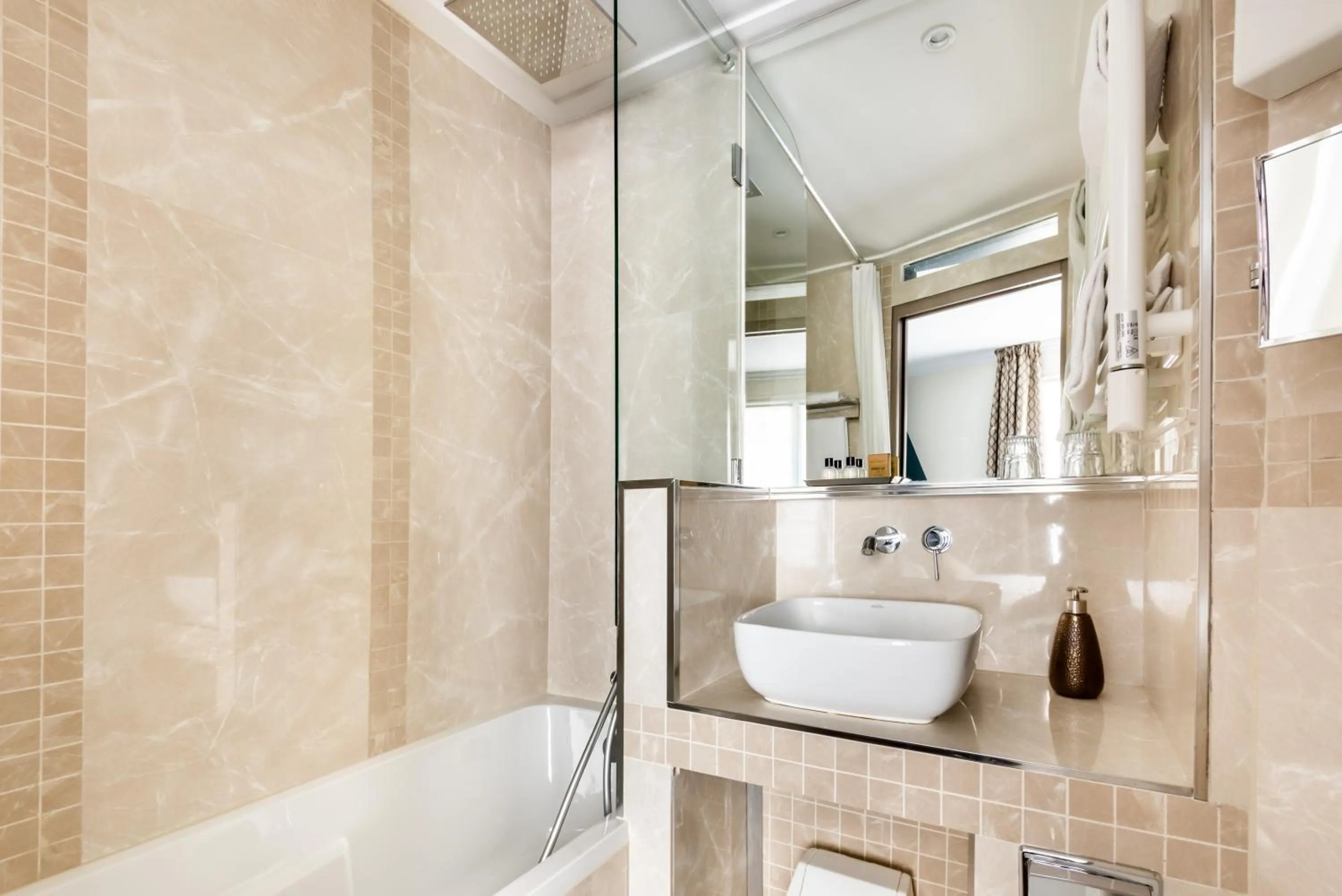 Bathroom in hotel Louvre Sainte Anne