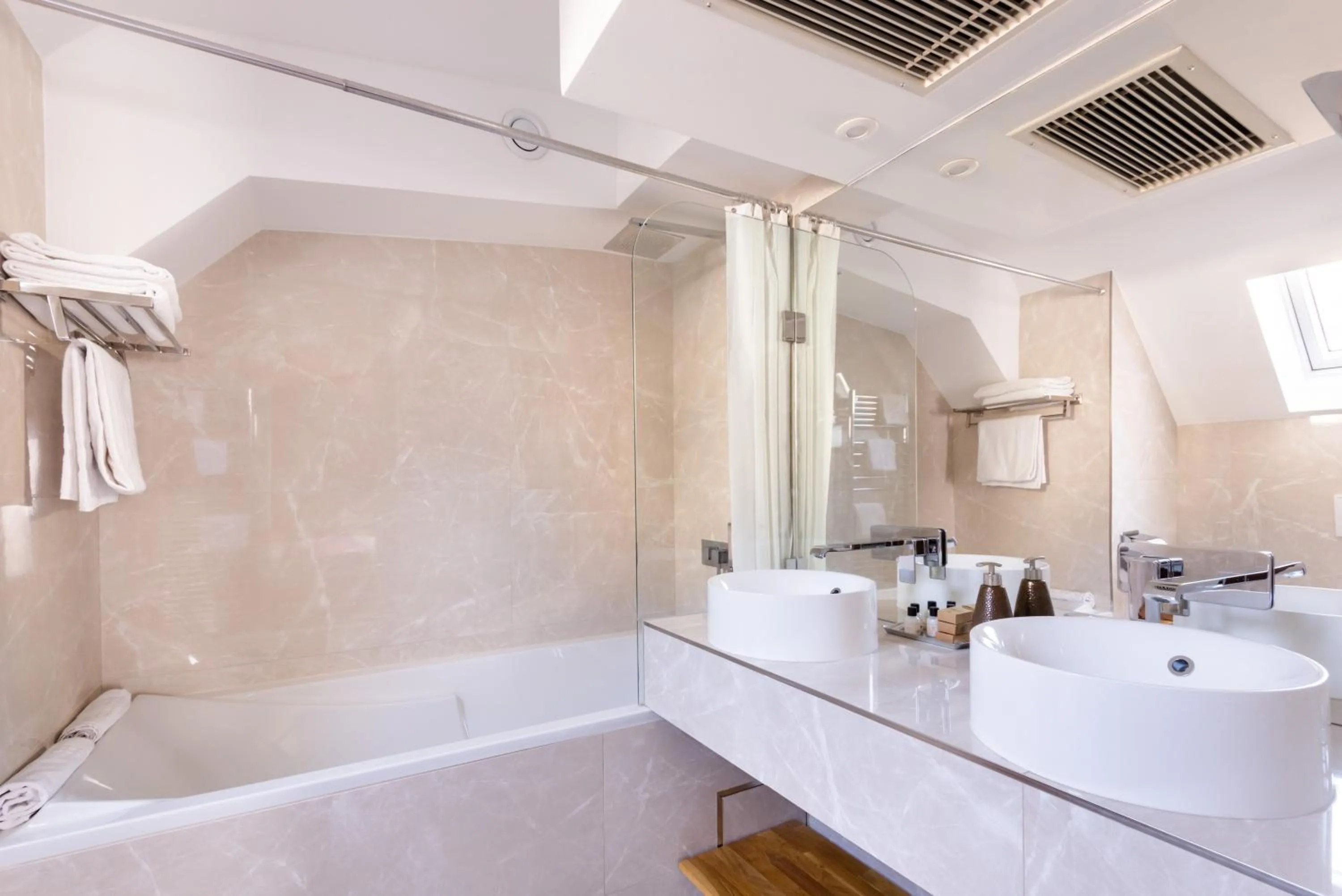 Shower in hotel Louvre Sainte Anne