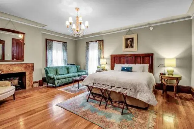 King Suite in InnBuffalo Off Elmwood King Suite in InnBuffalo Off Elmwood
