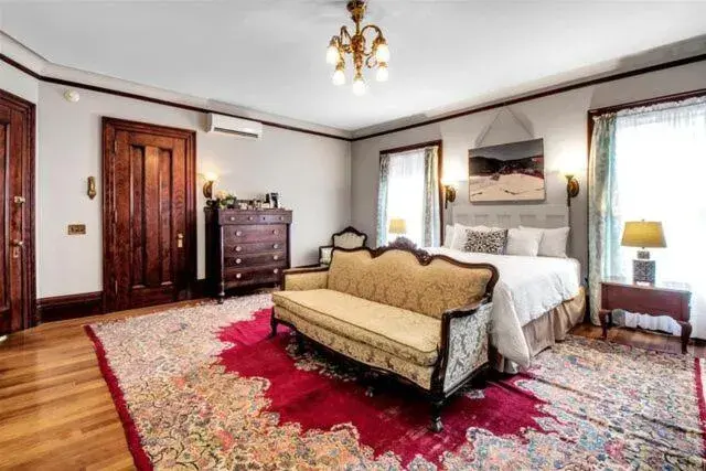 Suite in InnBuffalo Off Elmwood Suite in InnBuffalo Off Elmwood