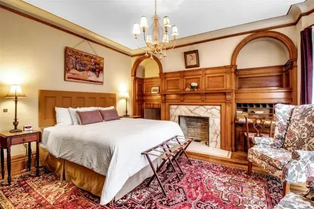 Deluxe King Suite in InnBuffalo Off Elmwood Deluxe King Suite in InnBuffalo Off Elmwood
