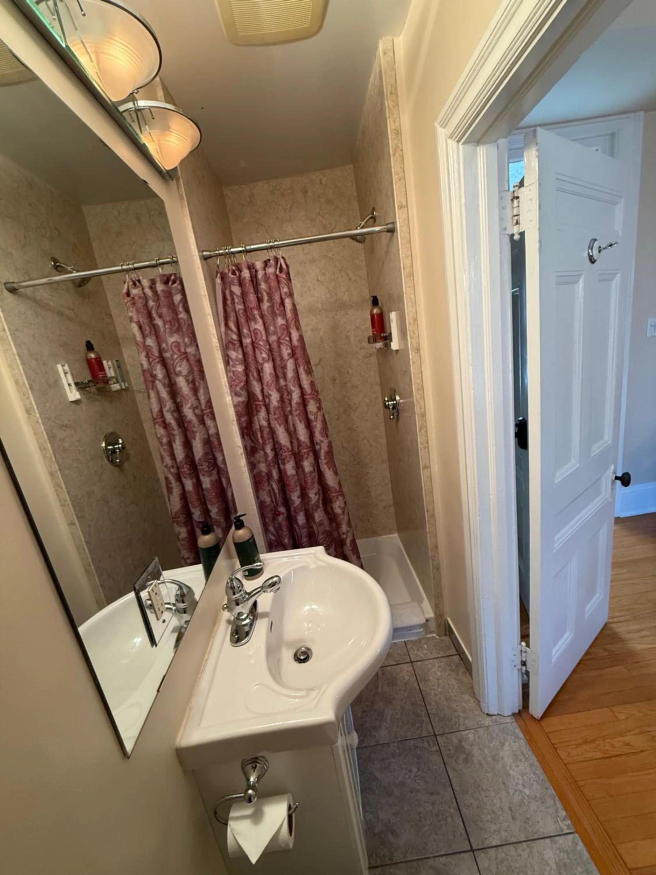 Bathroom in The Century House Bed and Breakfast Ottawa