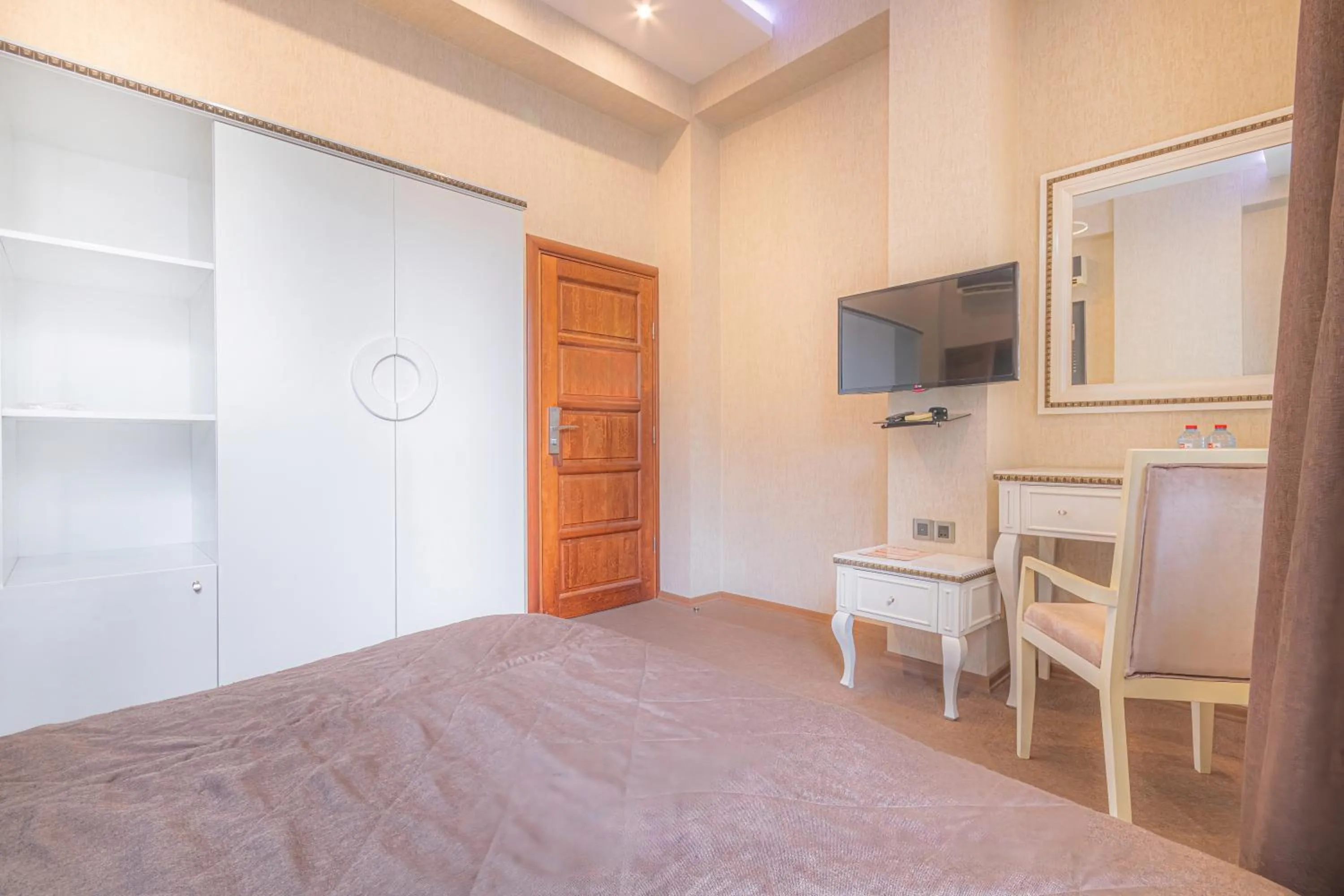 Bed in Maestro Hotel