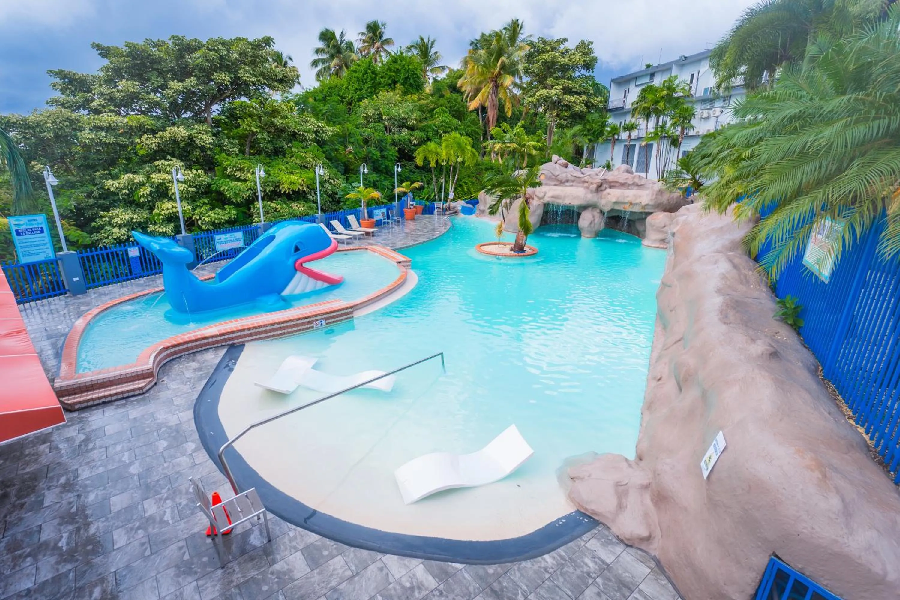 Swimming pool in Hotel Vista Azul