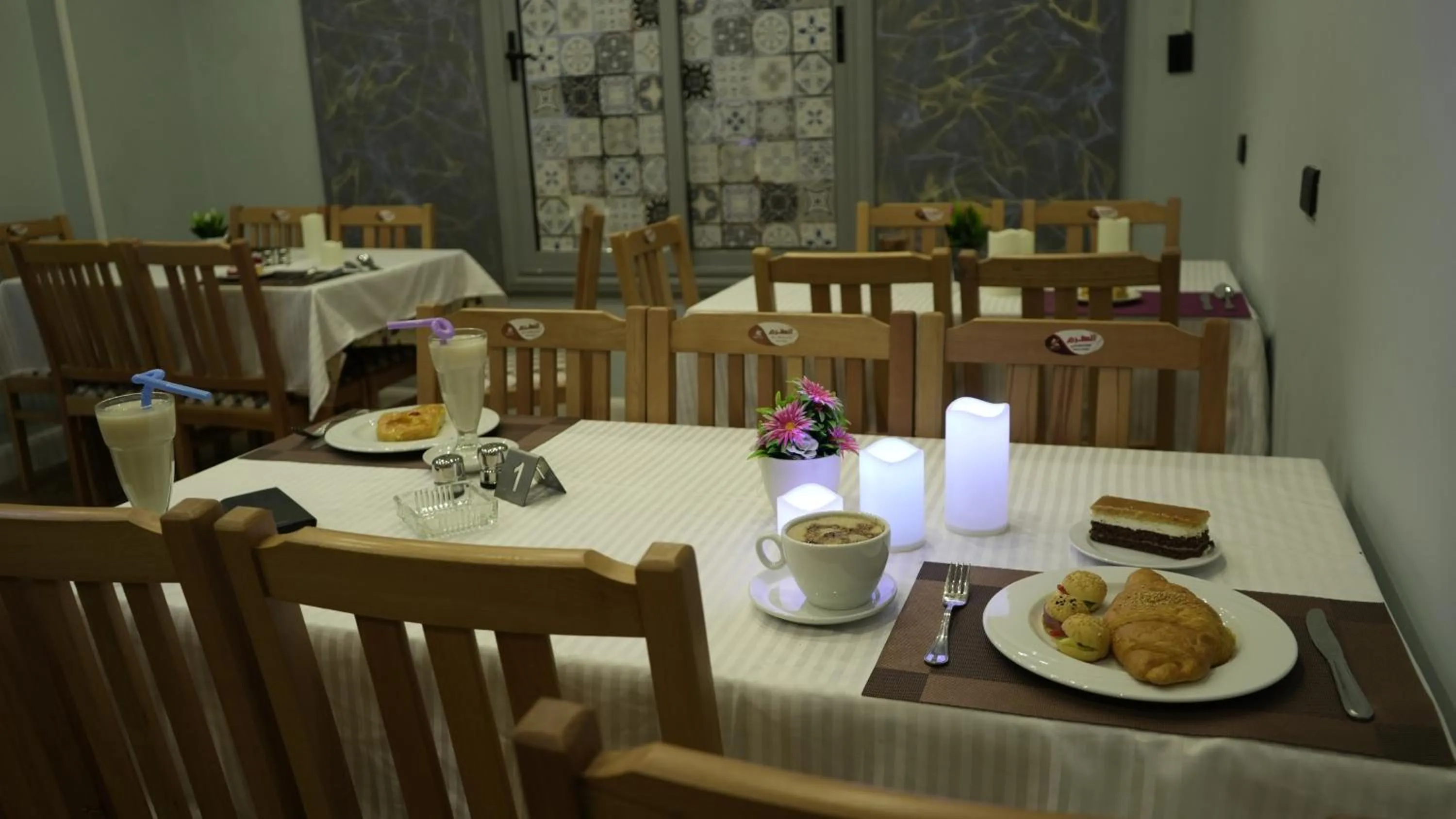 Restaurant/places to eat in Good Season Hotel