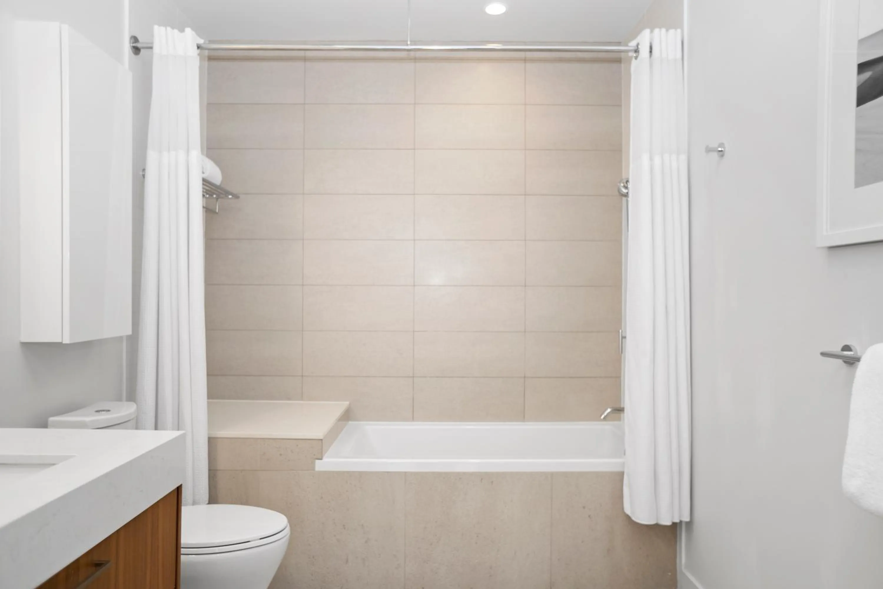 Shower in Level Los Angeles - Downtown South Olive