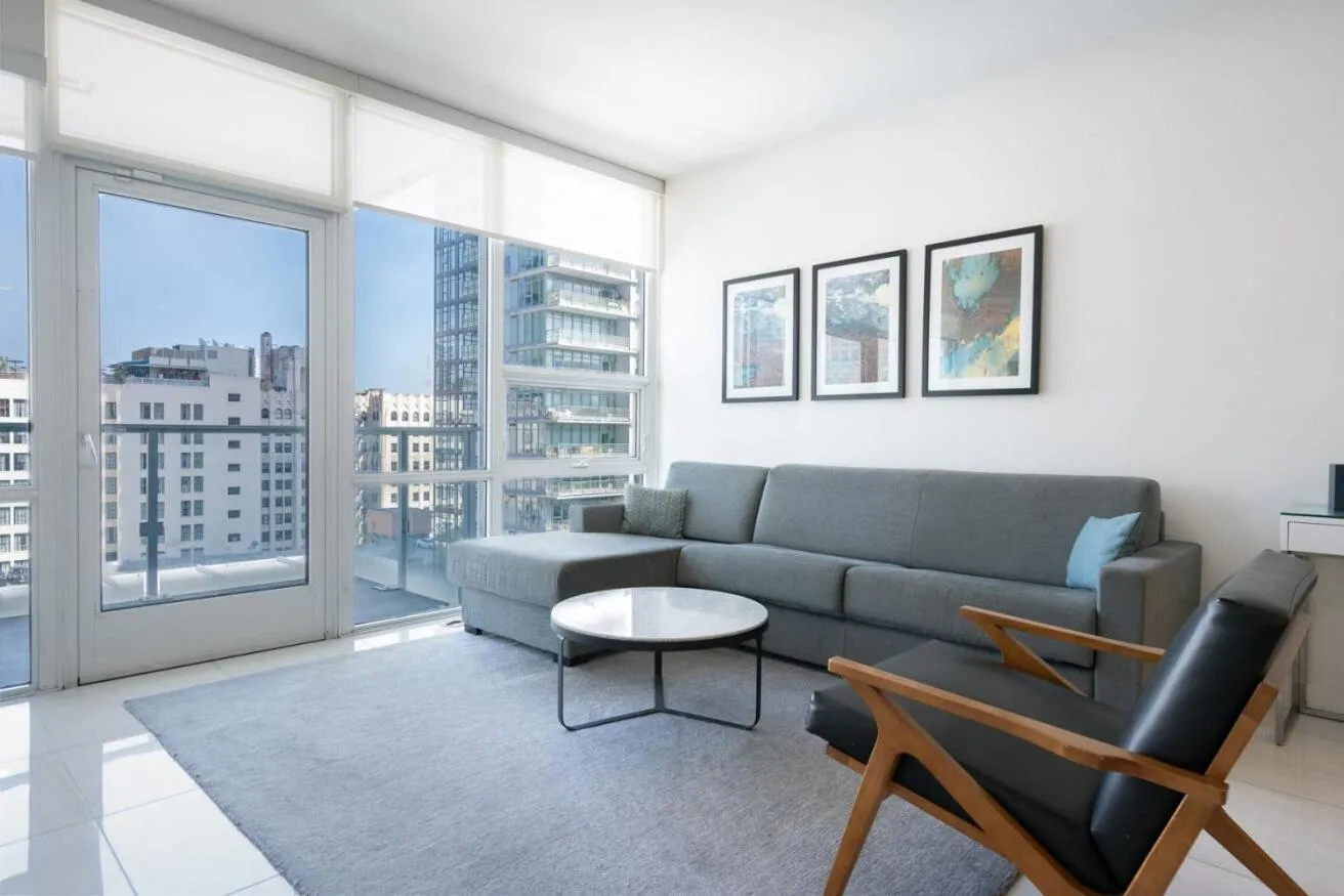 Living room in Level Los Angeles - Downtown South Olive