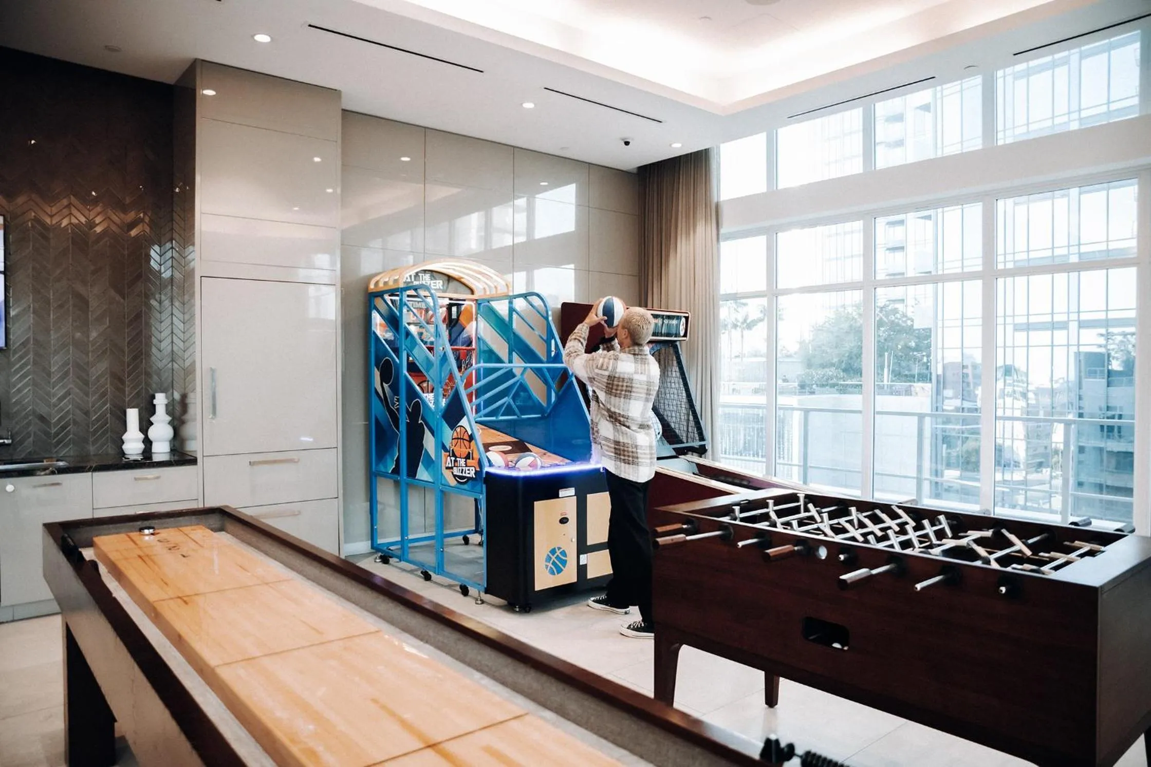 Game Room in Level Los Angeles - Downtown South Olive