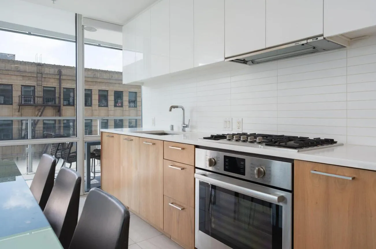 Kitchen or kitchenette in Level Los Angeles - Downtown South Olive