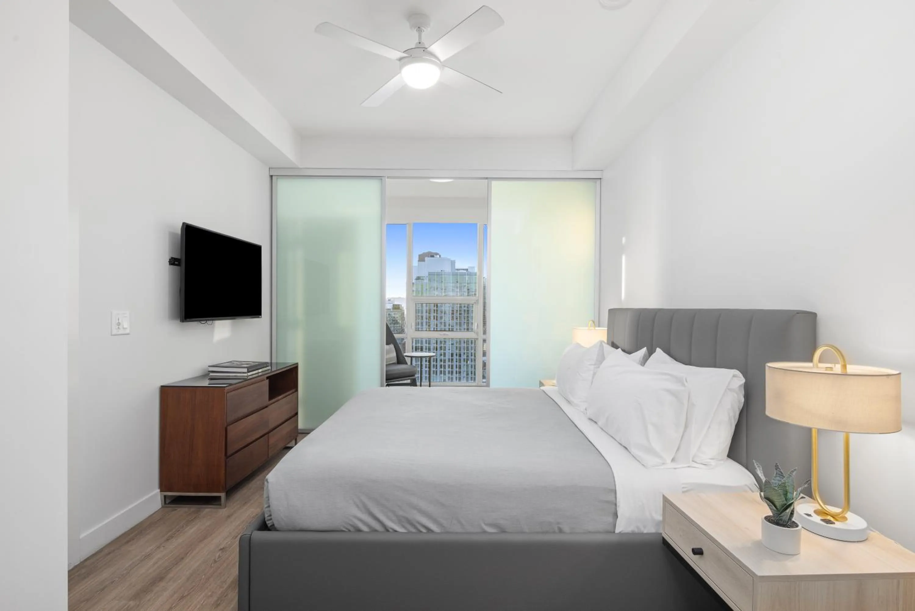 Bed in Level Los Angeles - Downtown South Olive