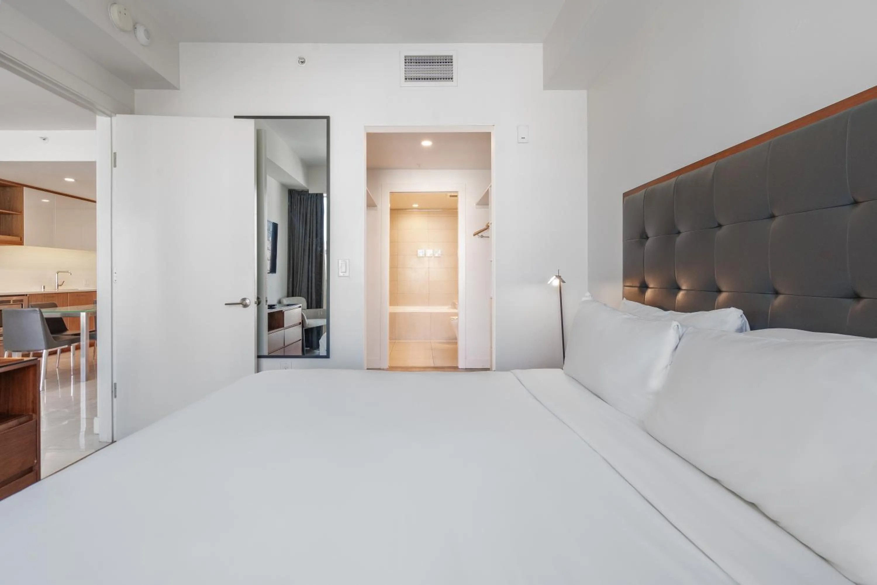 Bed in Level Los Angeles - Downtown South Olive