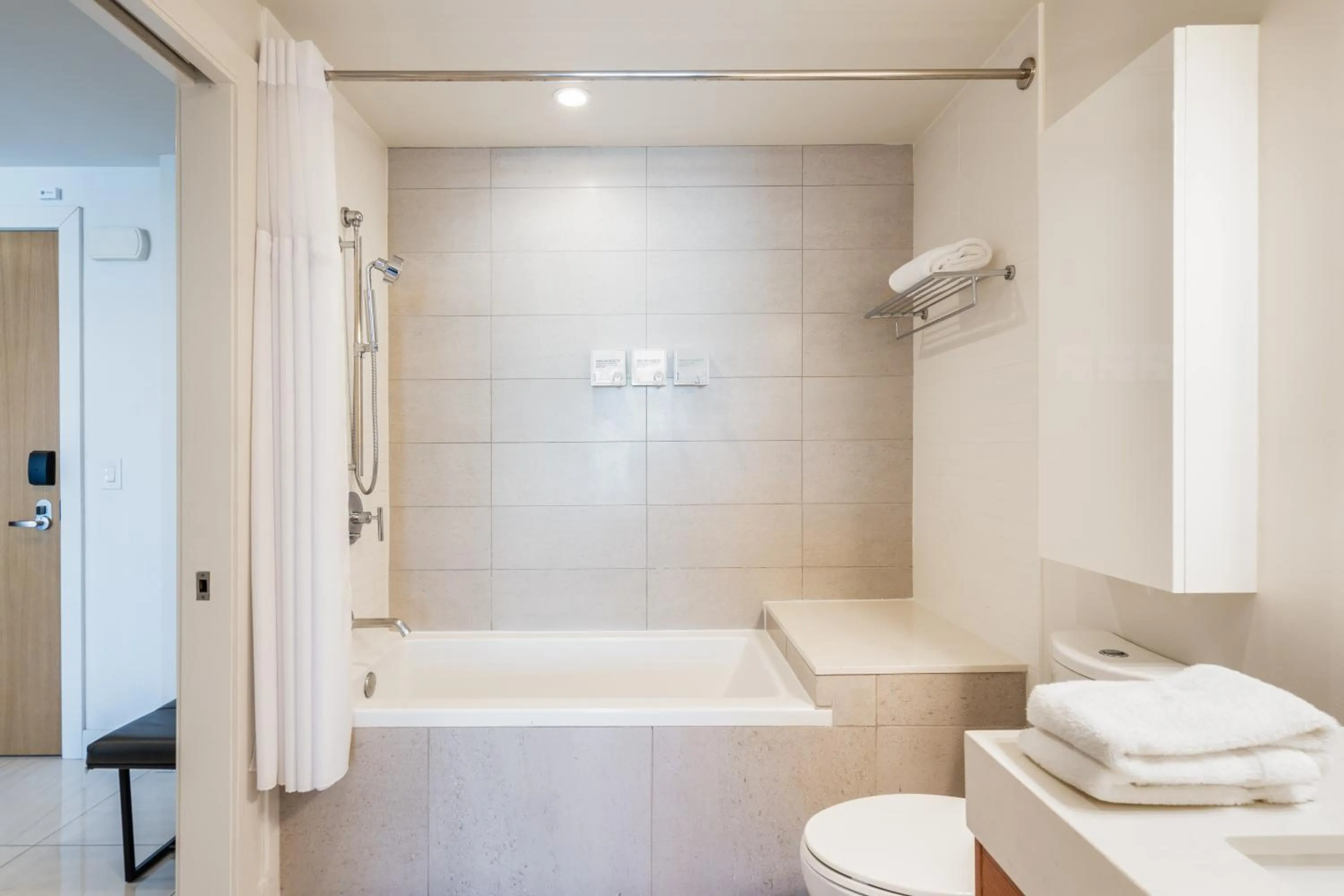 Shower in Level Los Angeles - Downtown South Olive