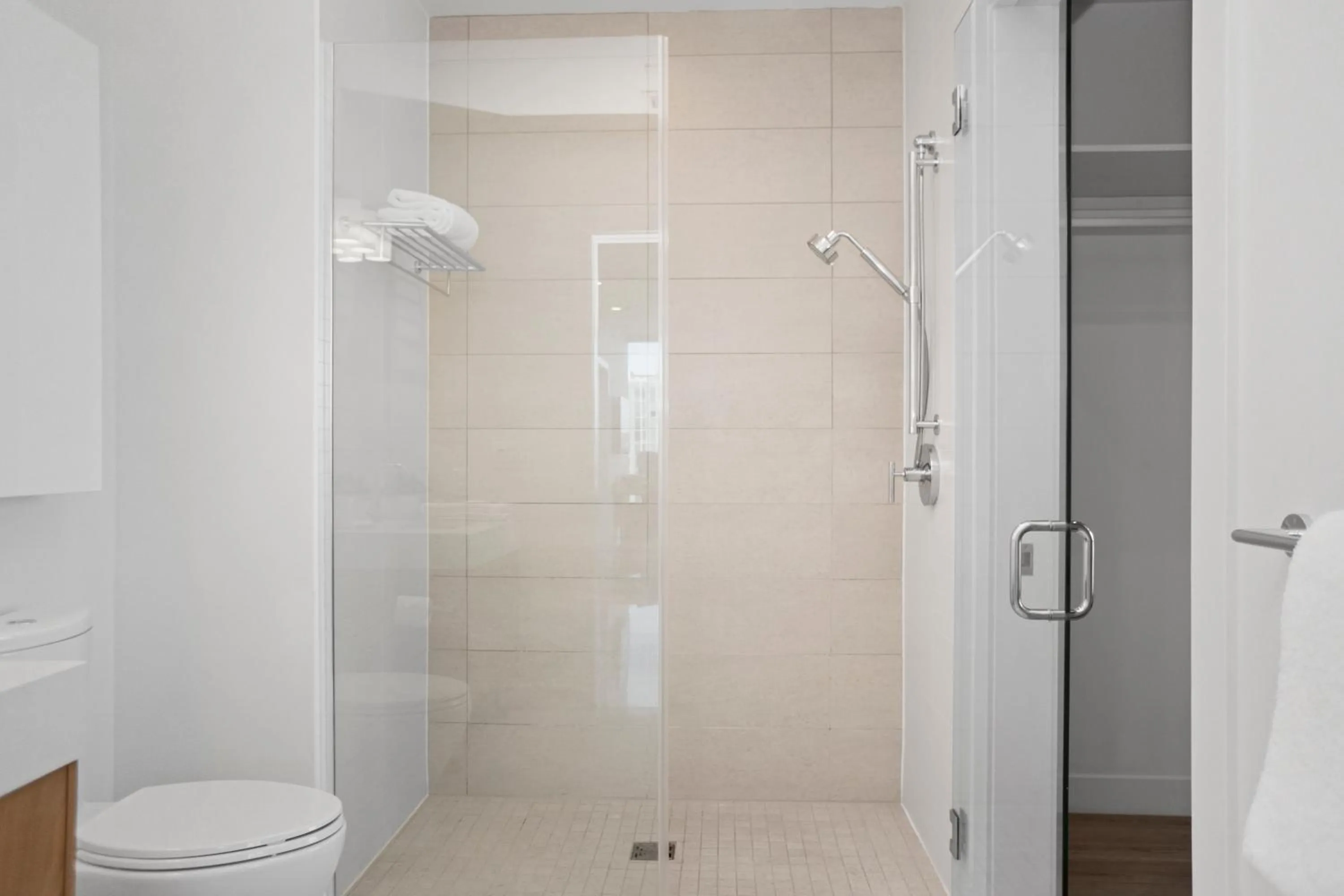 Shower in Level Los Angeles - Downtown South Olive