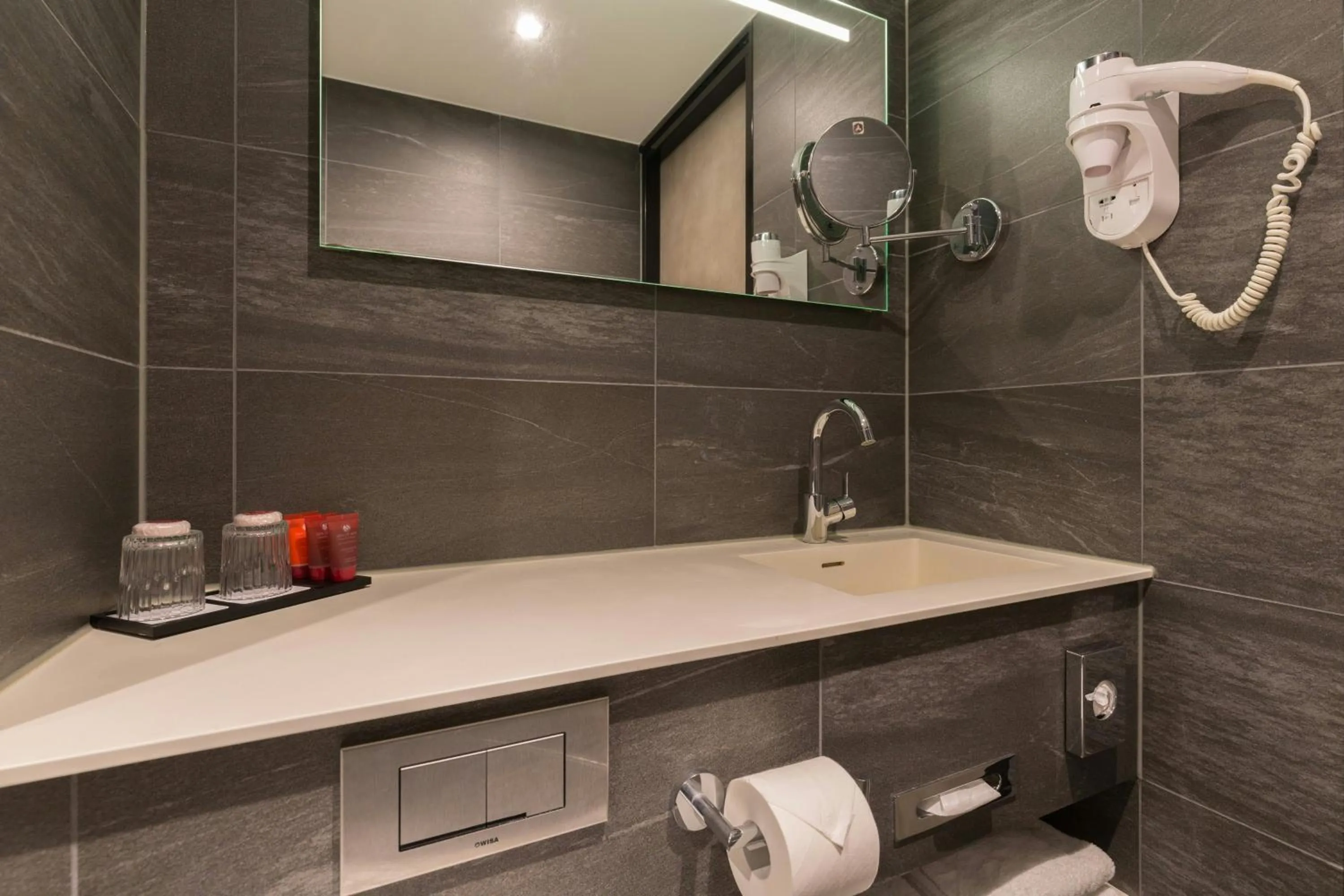 Bathroom in Leonardo Hotel Groningen Stadspark