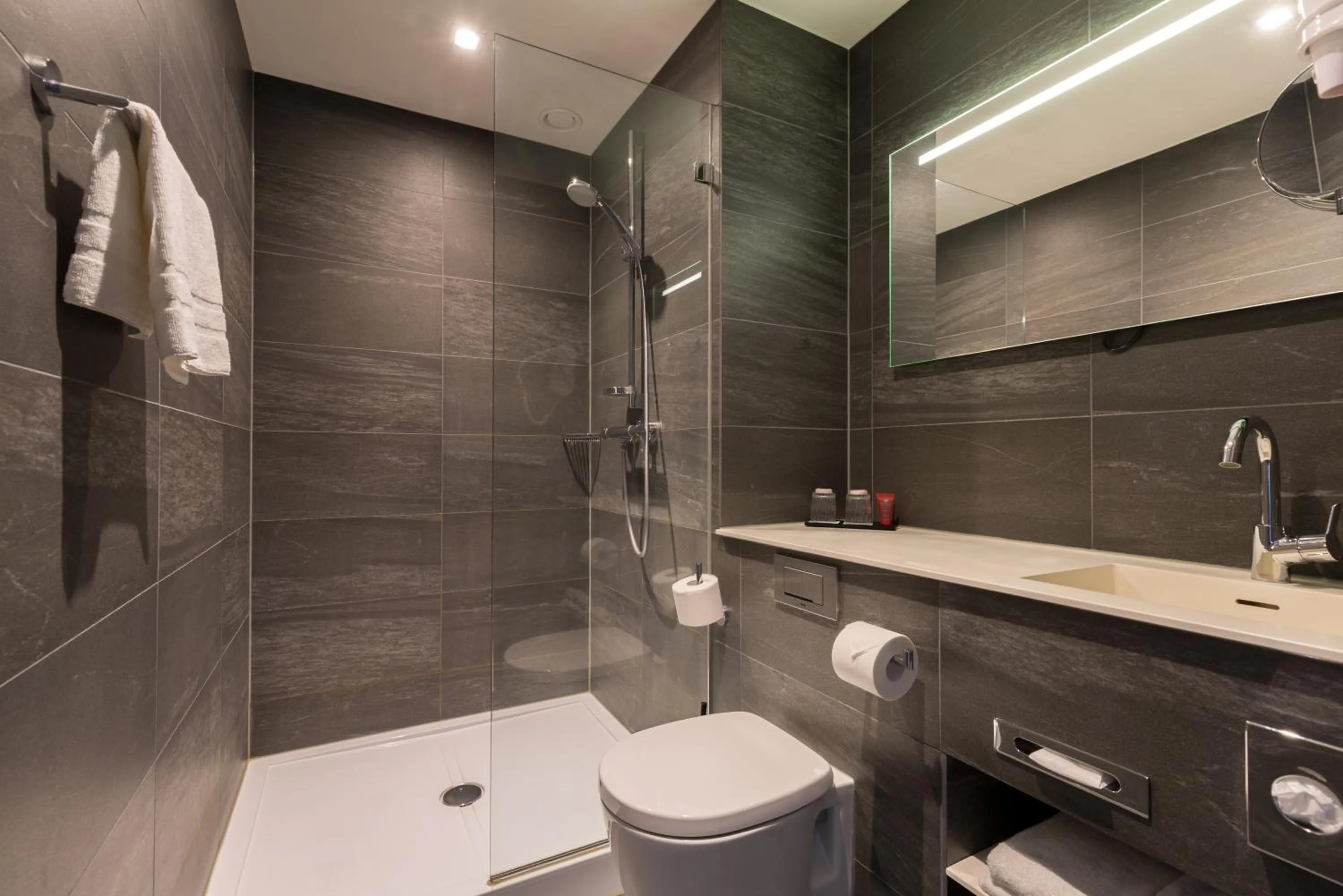 Shower in Leonardo Hotel Groningen Stadspark