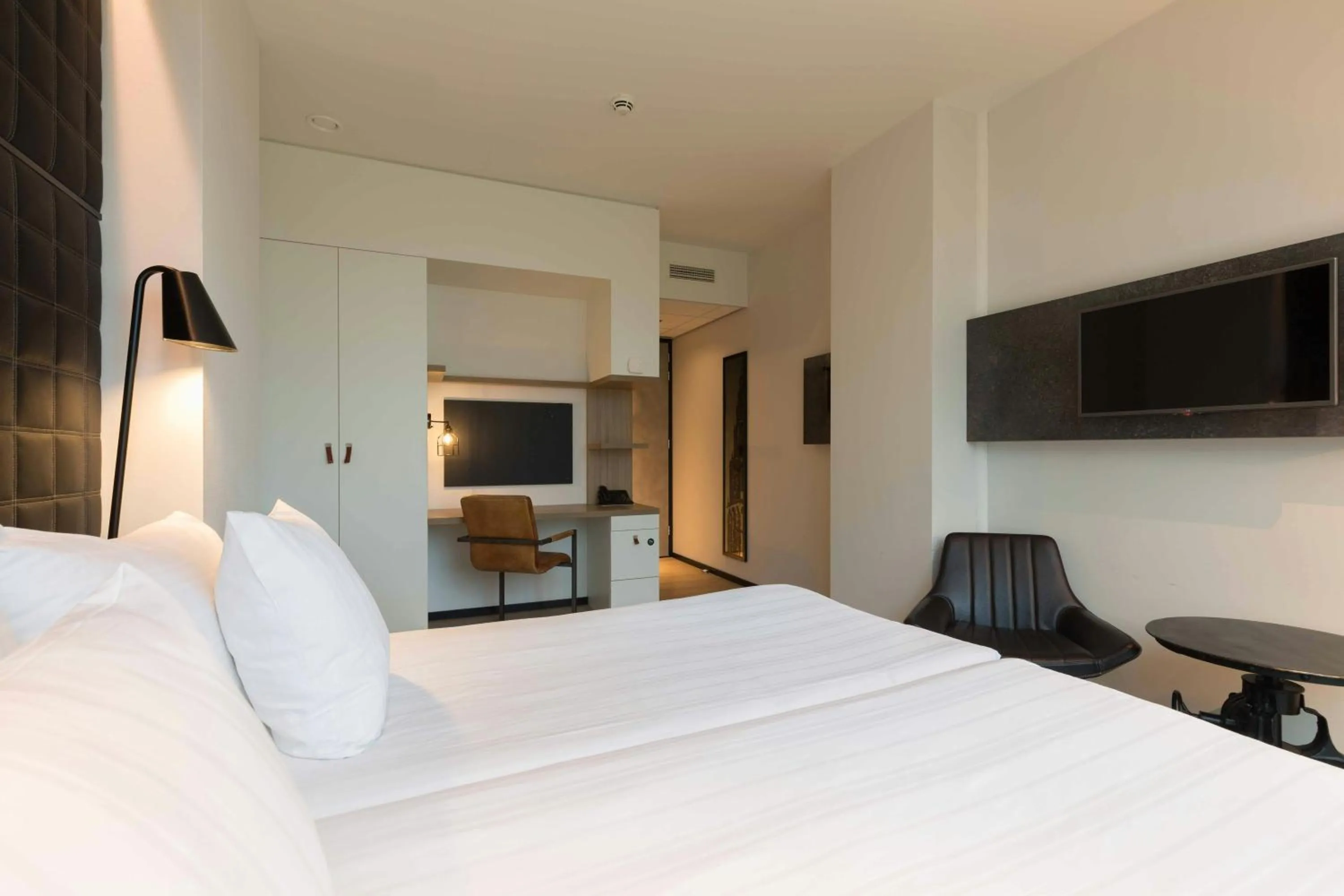 Bedroom, Bed in Leonardo Hotel Groningen Stadspark