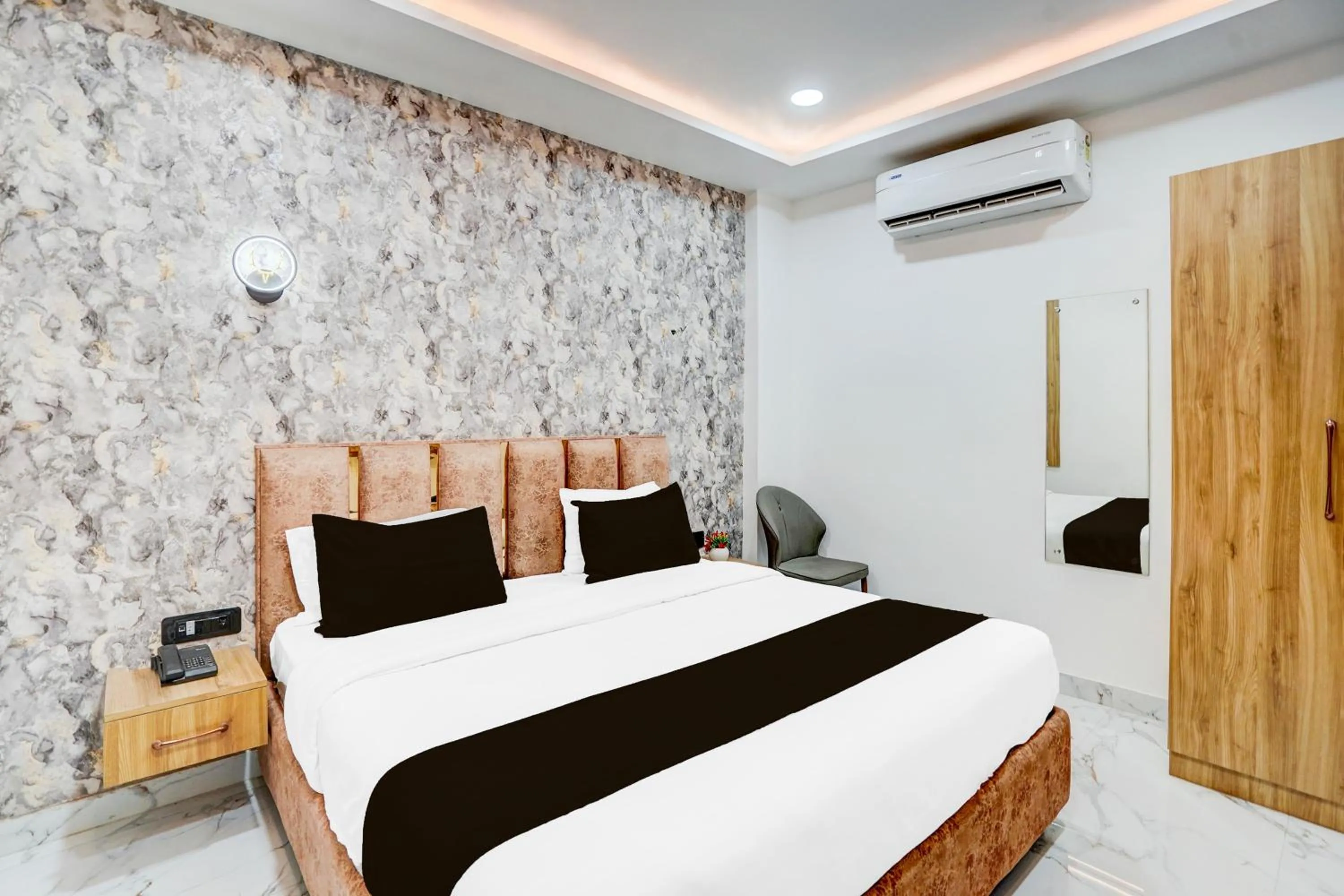 Bedroom, Bed in Super Collection O Ram Mandir Ayodhya Formerly Hotel Aarambh