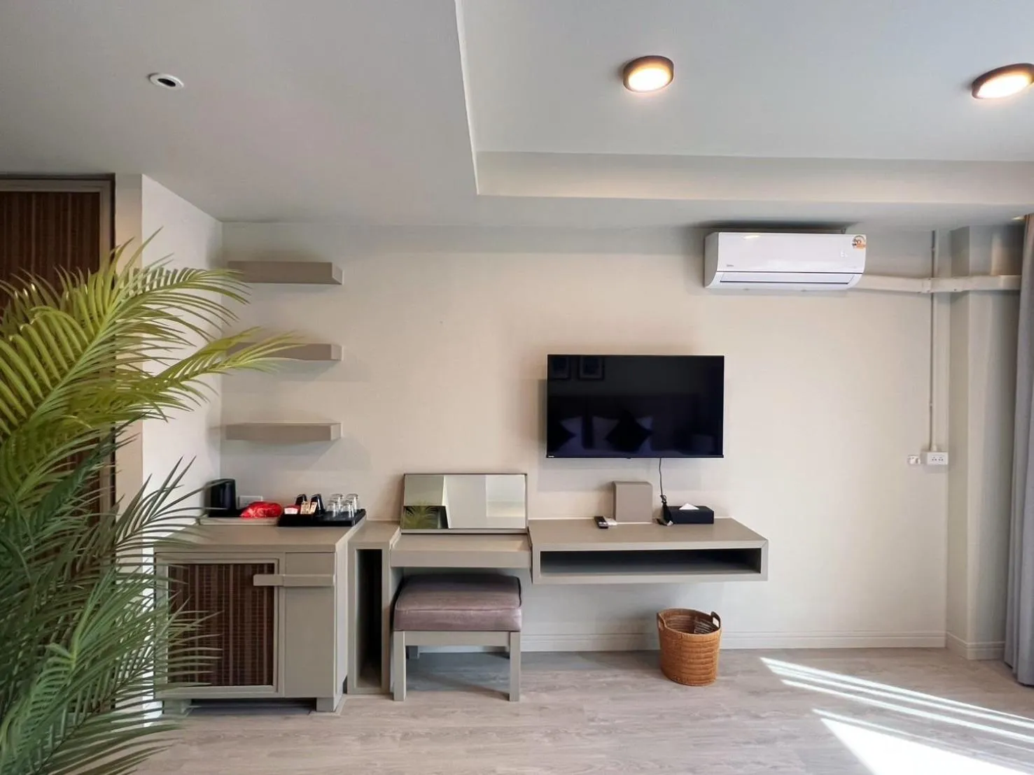 TV and multimedia in Karon Boutique