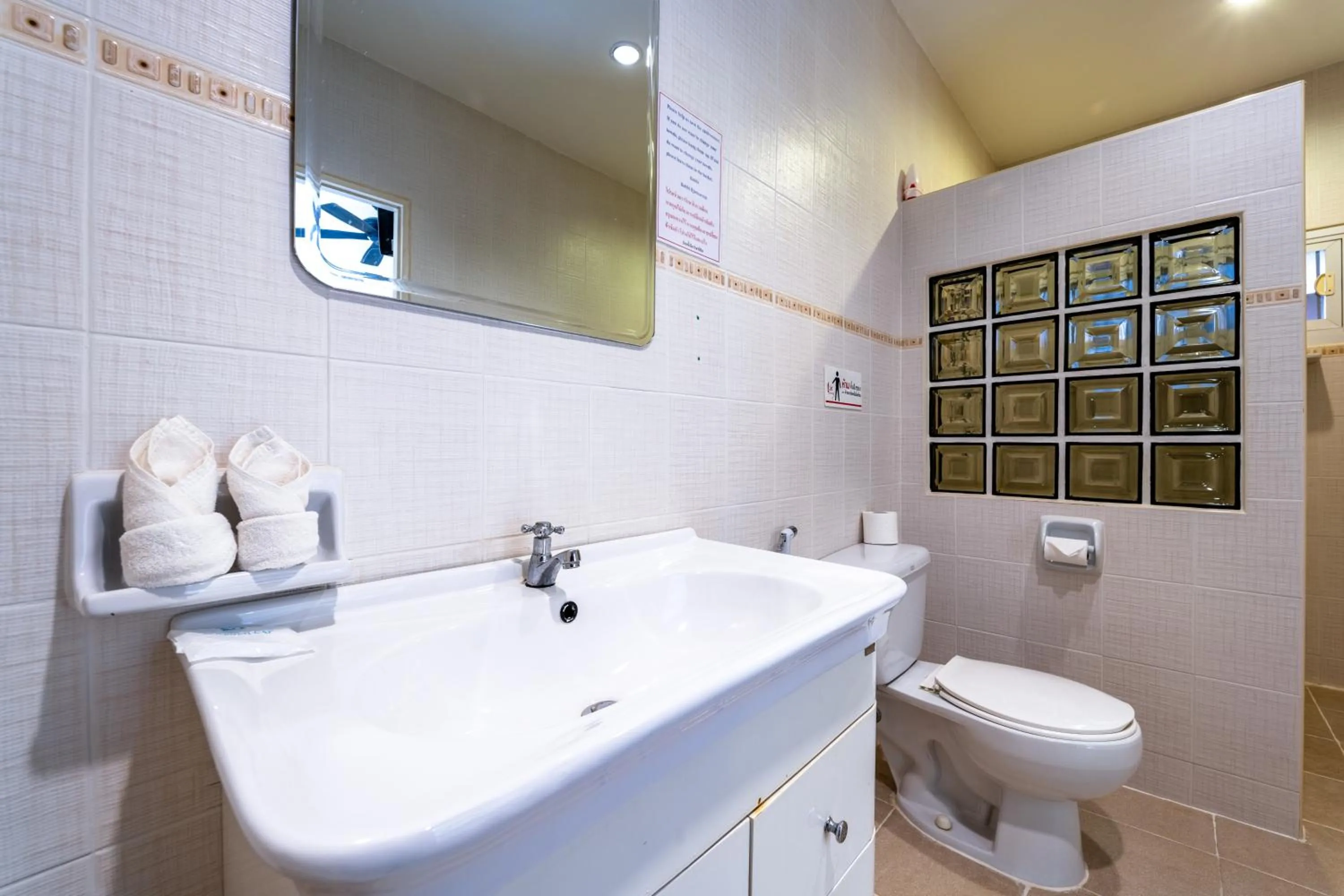 Bathroom in Siam Court Hotel and Resort