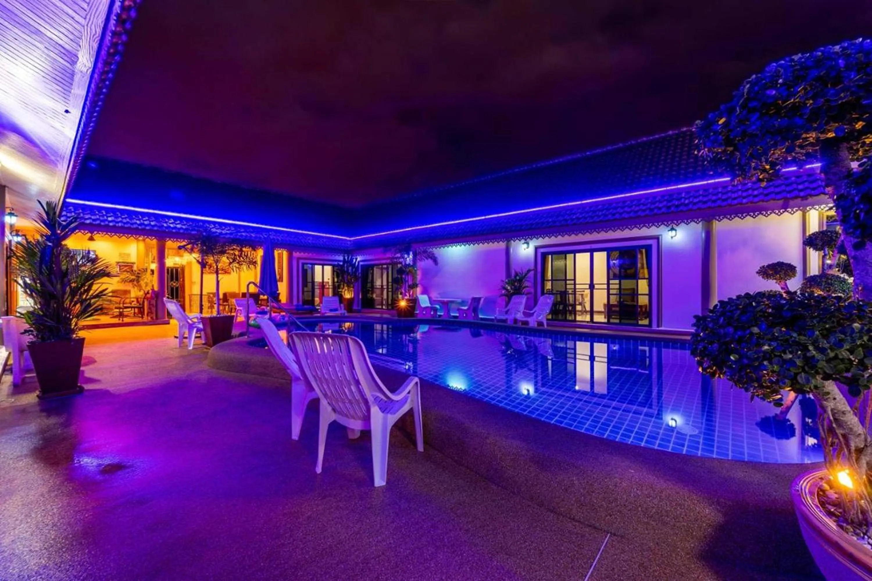 Swimming pool in Siam Court Hotel and Resort