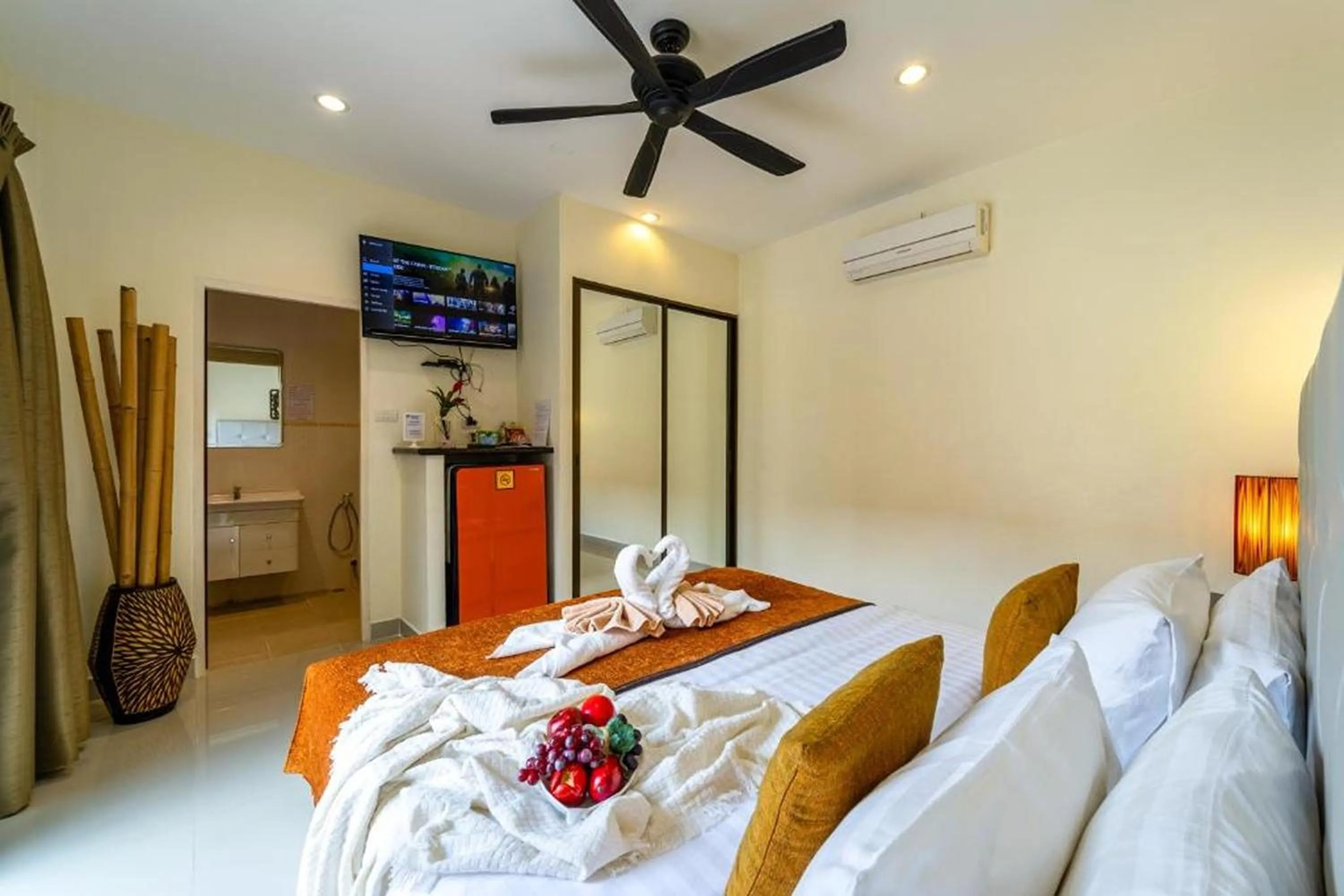 Photo of the whole room, Bed in Siam Court Hotel and Resort