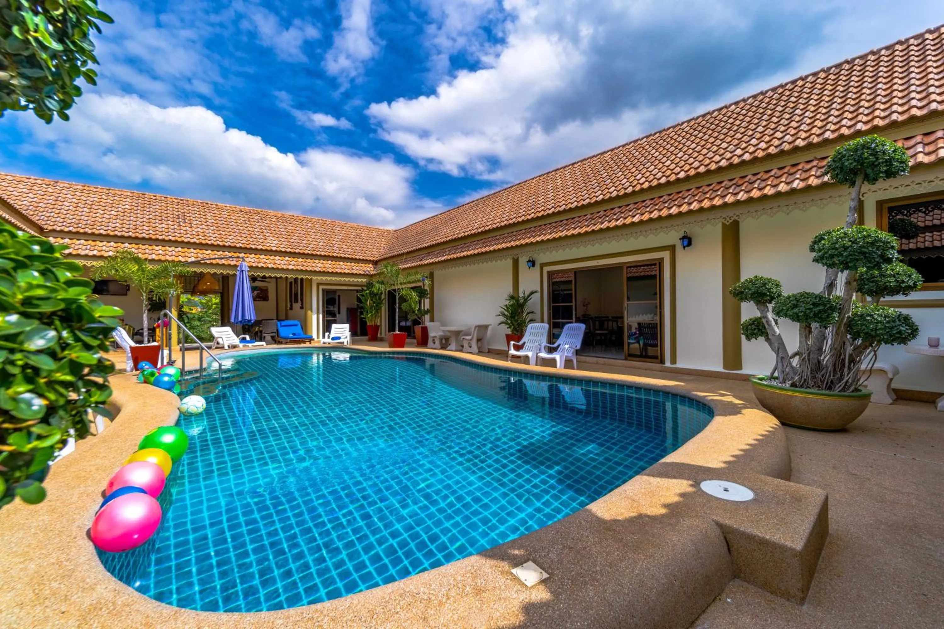 Swimming pool in Siam Court Hotel and Resort
