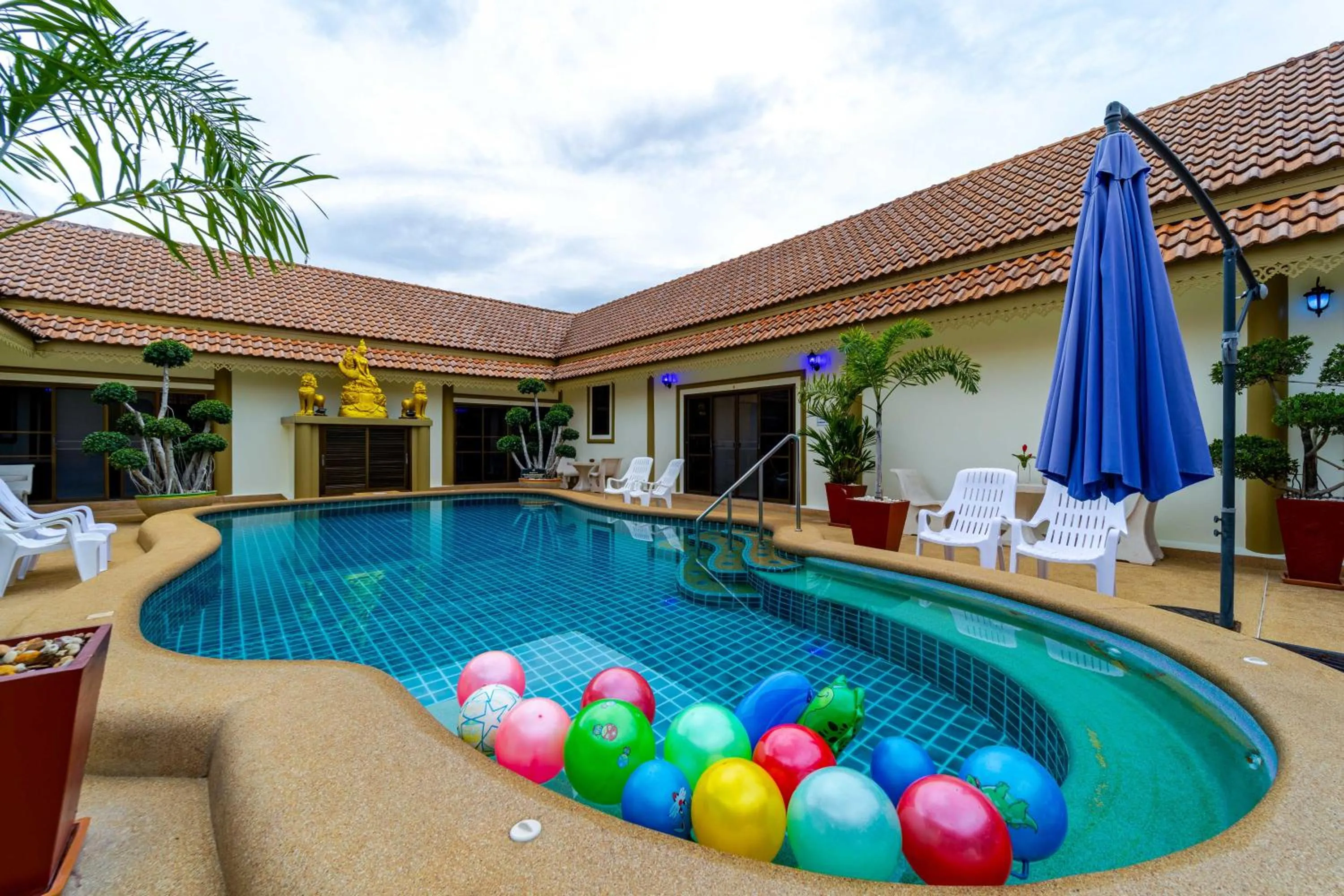 Swimming pool in Siam Court Hotel and Resort
