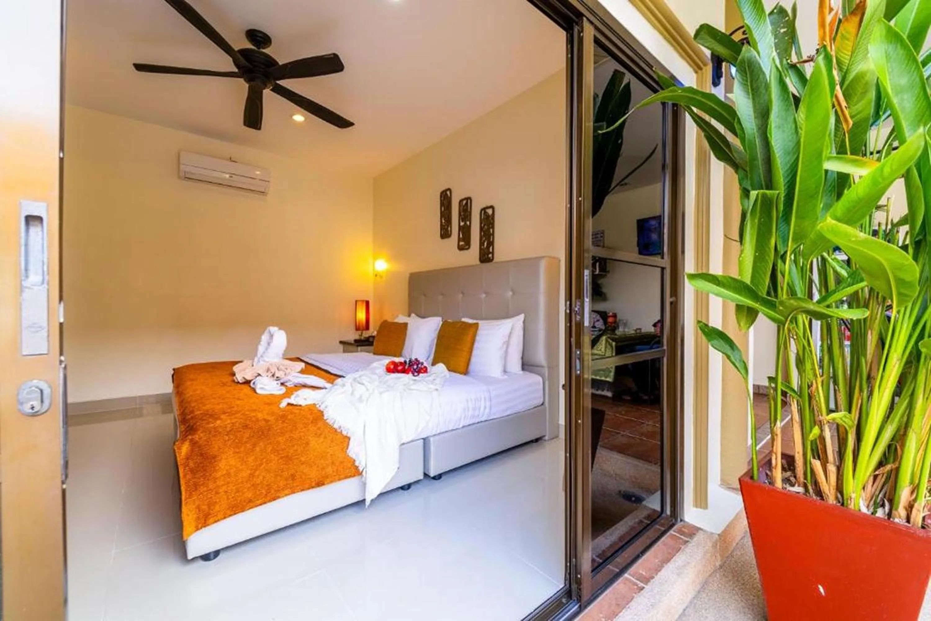 Photo of the whole room, Bed in Siam Court Hotel and Resort