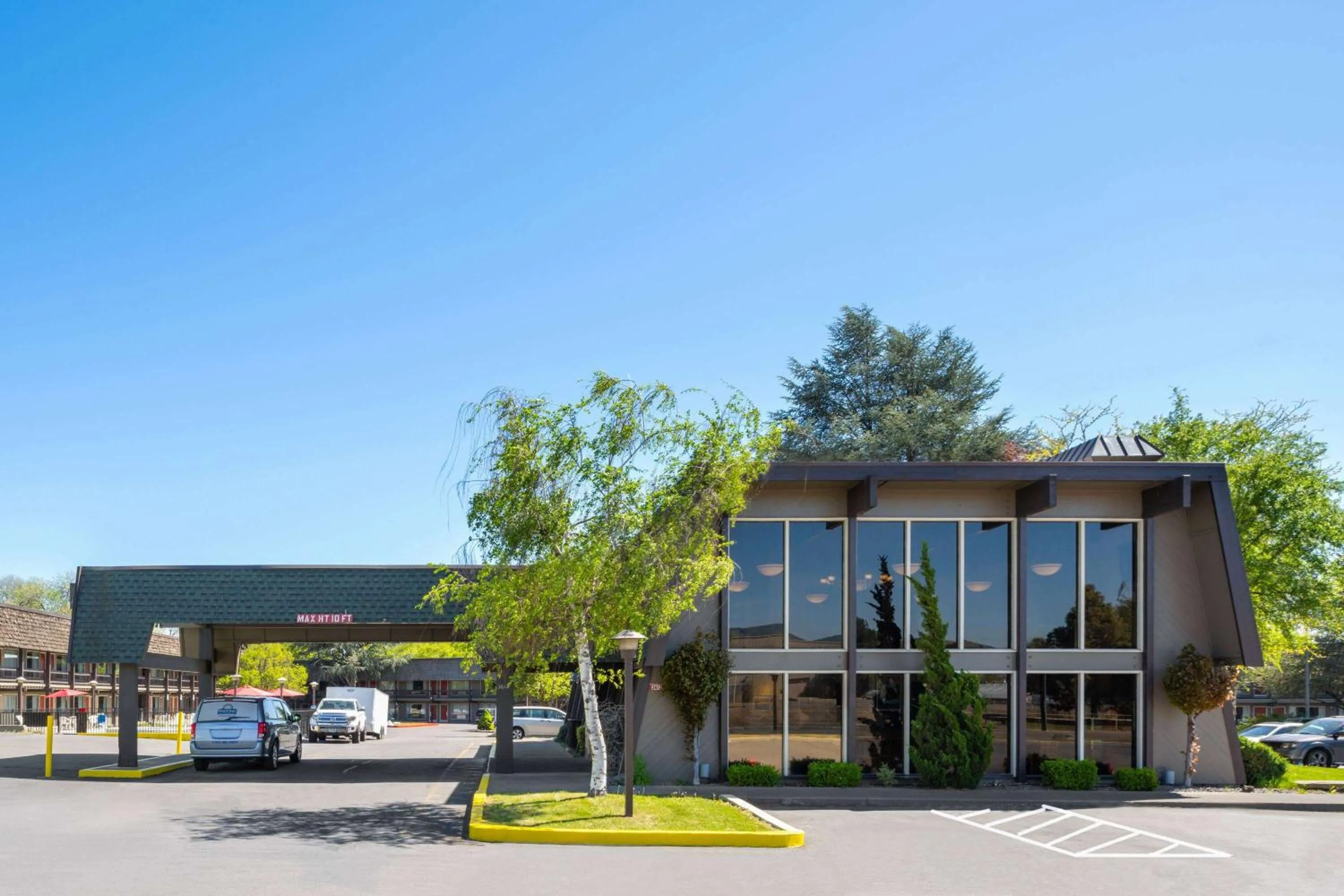 Property building in Days Inn by Wyndham Klamath Falls
