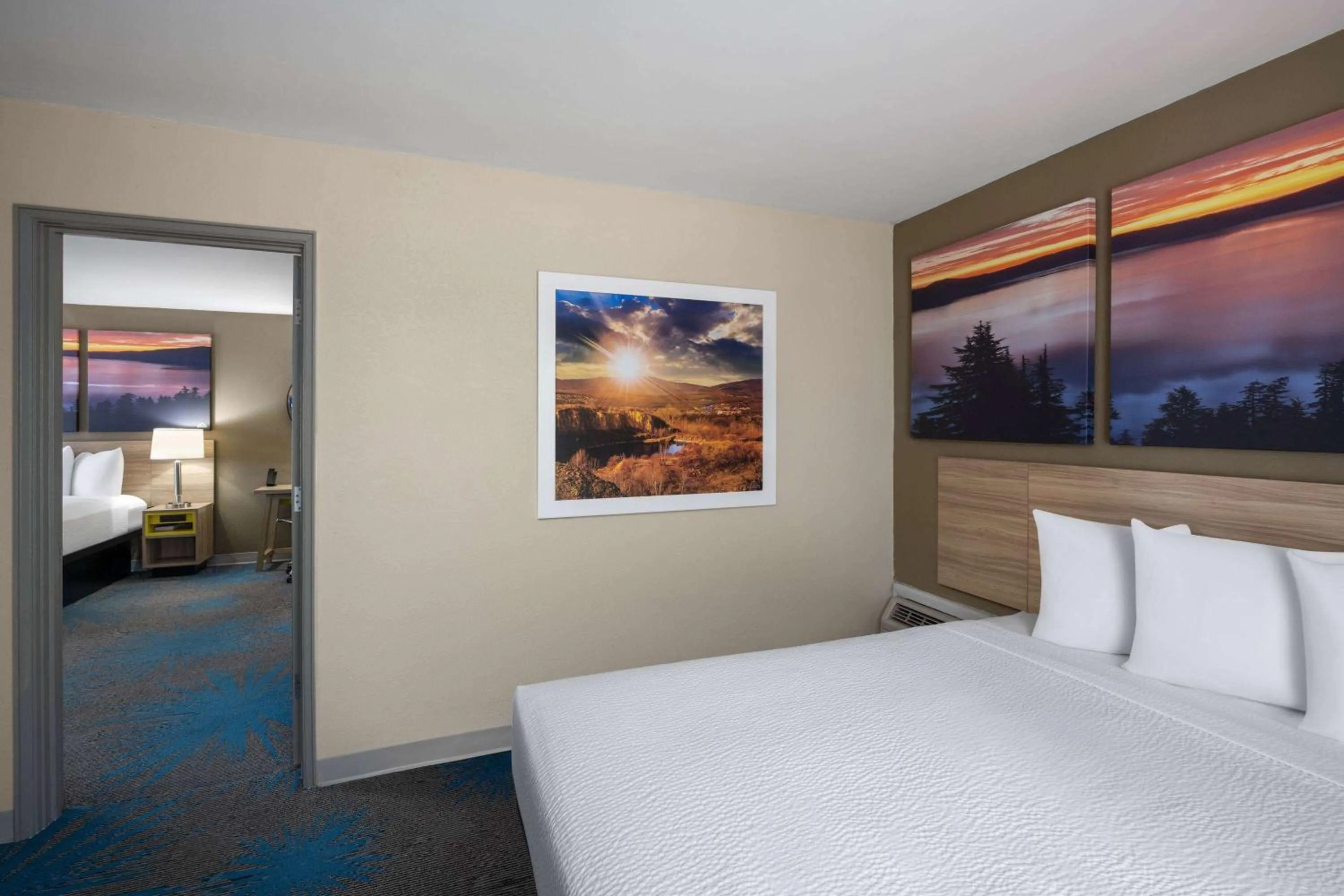 Photo of the whole room, Bed in Days Inn by Wyndham Klamath Falls