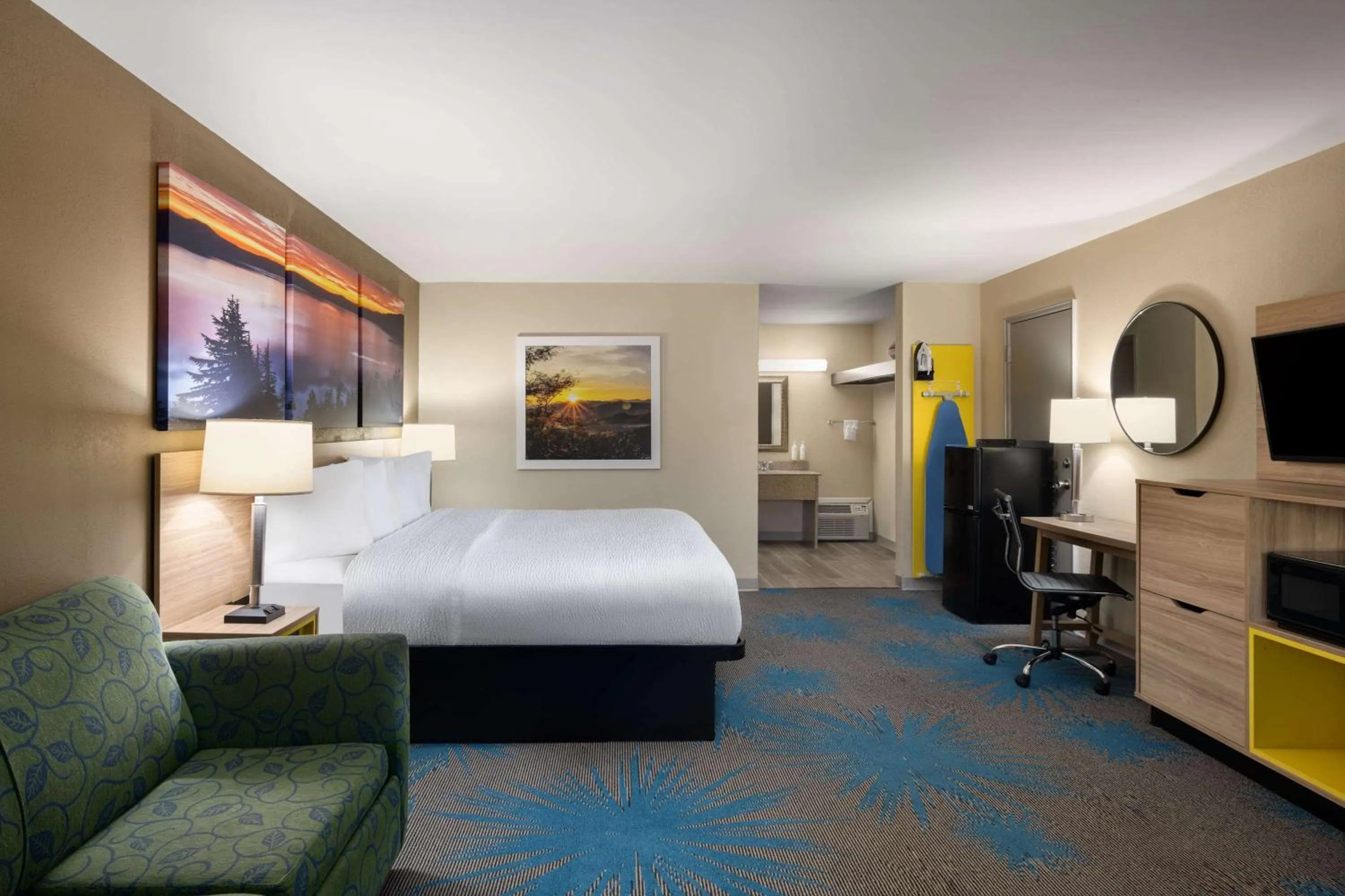 Photo of the whole room, Bed in Days Inn by Wyndham Klamath Falls