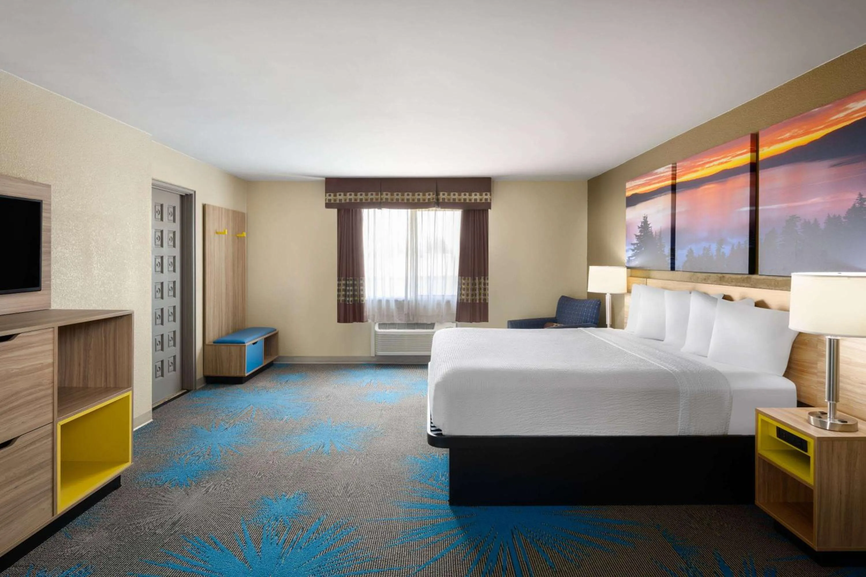 Photo of the whole room, Bed in Days Inn by Wyndham Klamath Falls